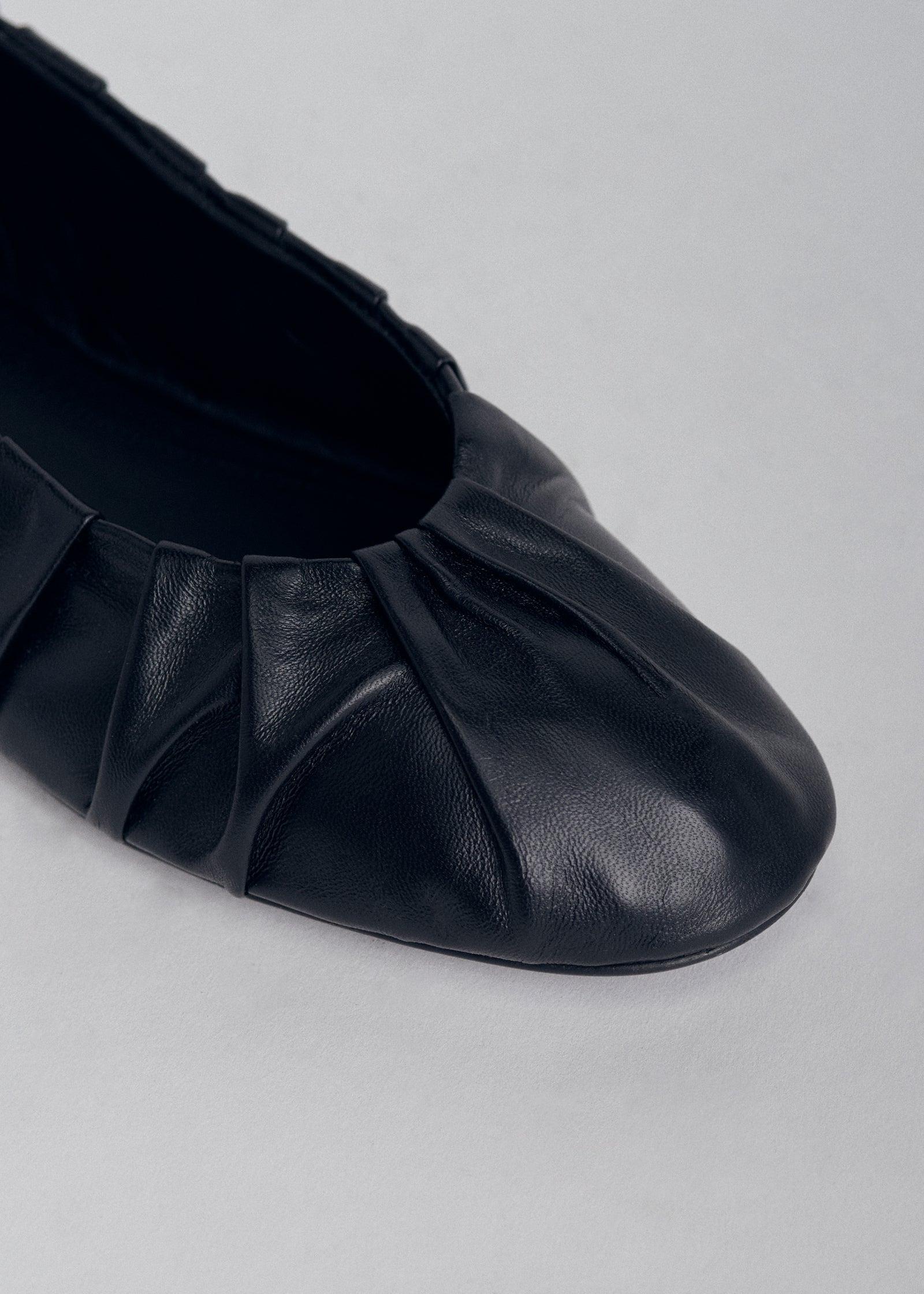 Ruched Ballet Flat in Leather - Black - CO Collections