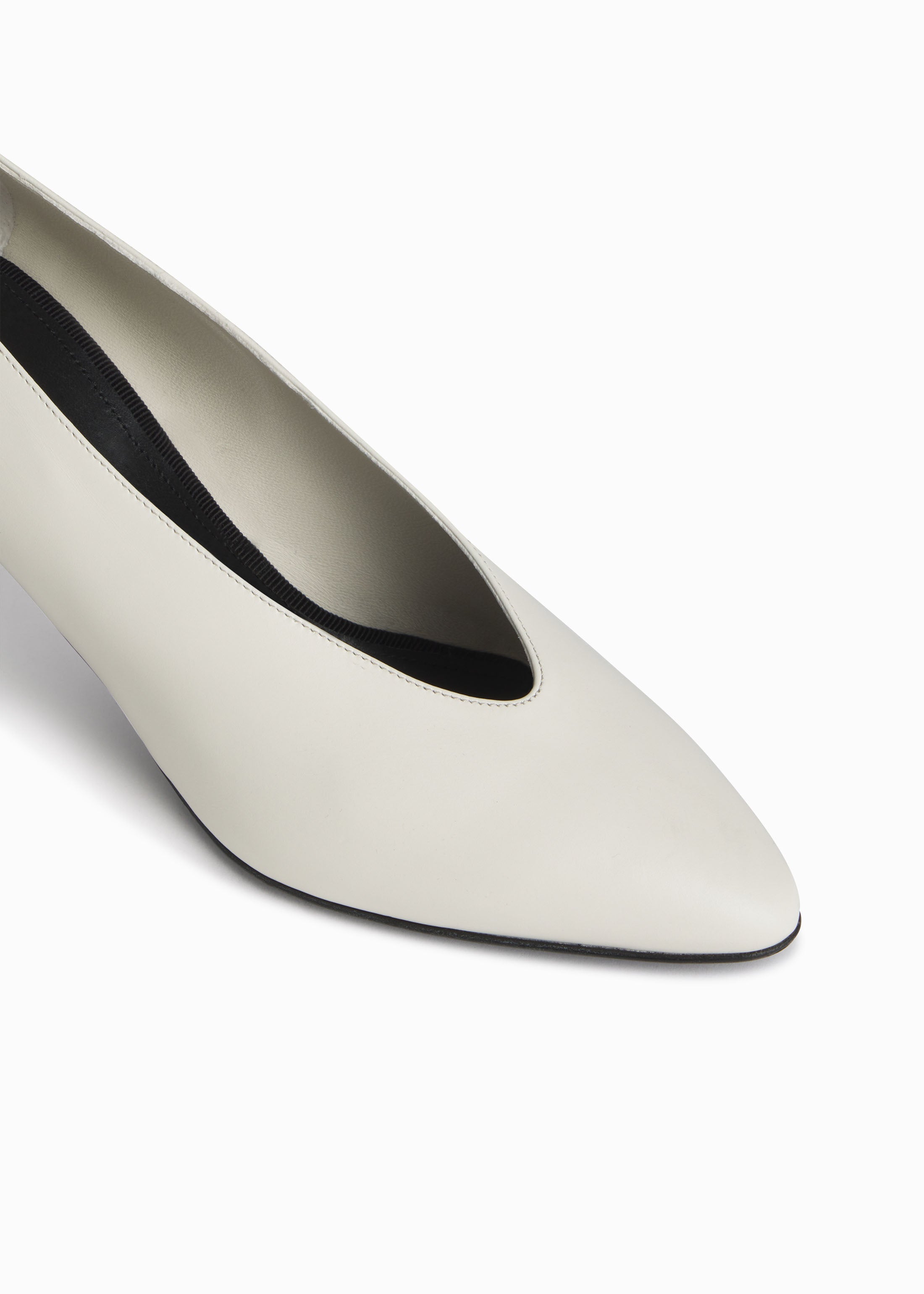 Pointed Kitten Heel in Leather - Ivory