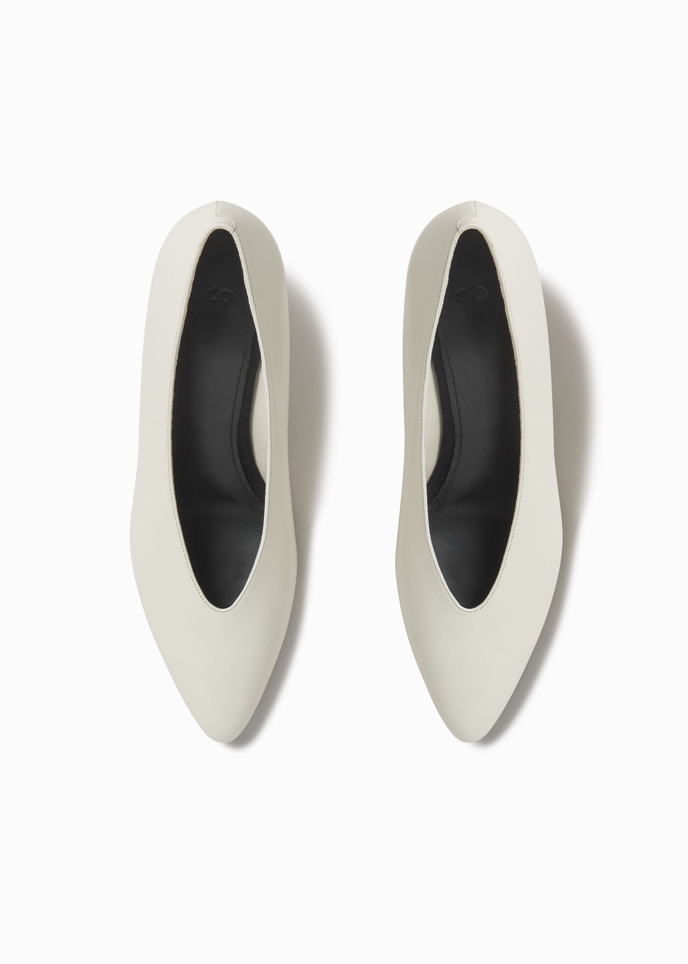 Pointed Kitten Heel in Leather - Ivory