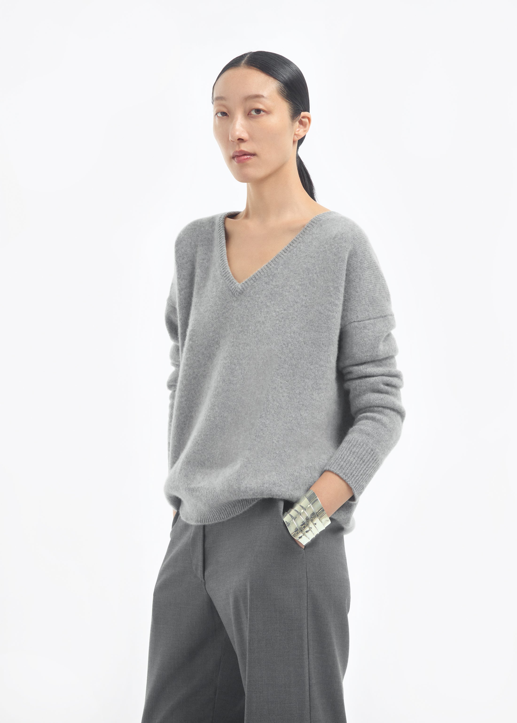 V-Neck Sweater in Cashmere - Grey