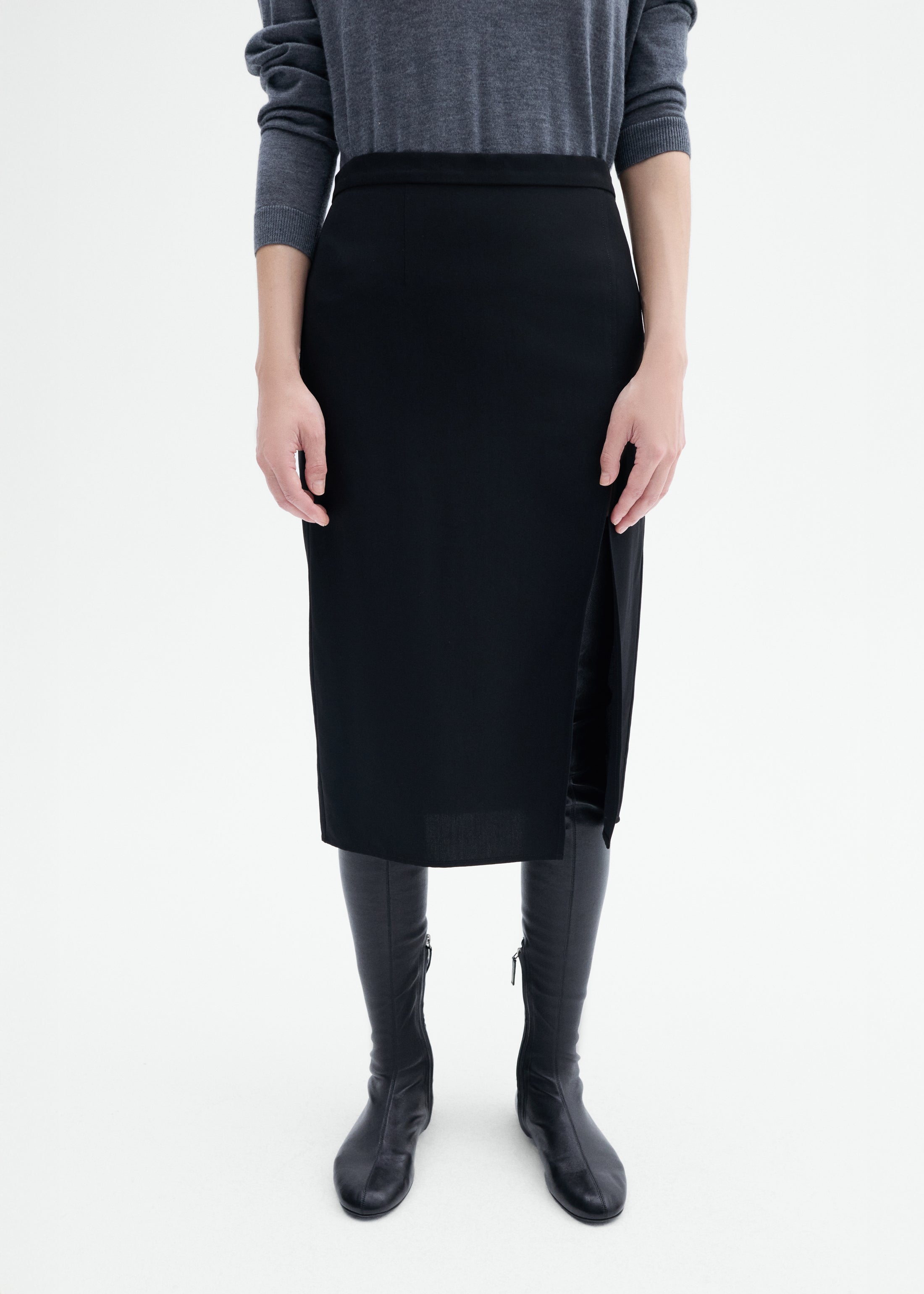 Slim Midi Skirt in Viscose Wool - Black