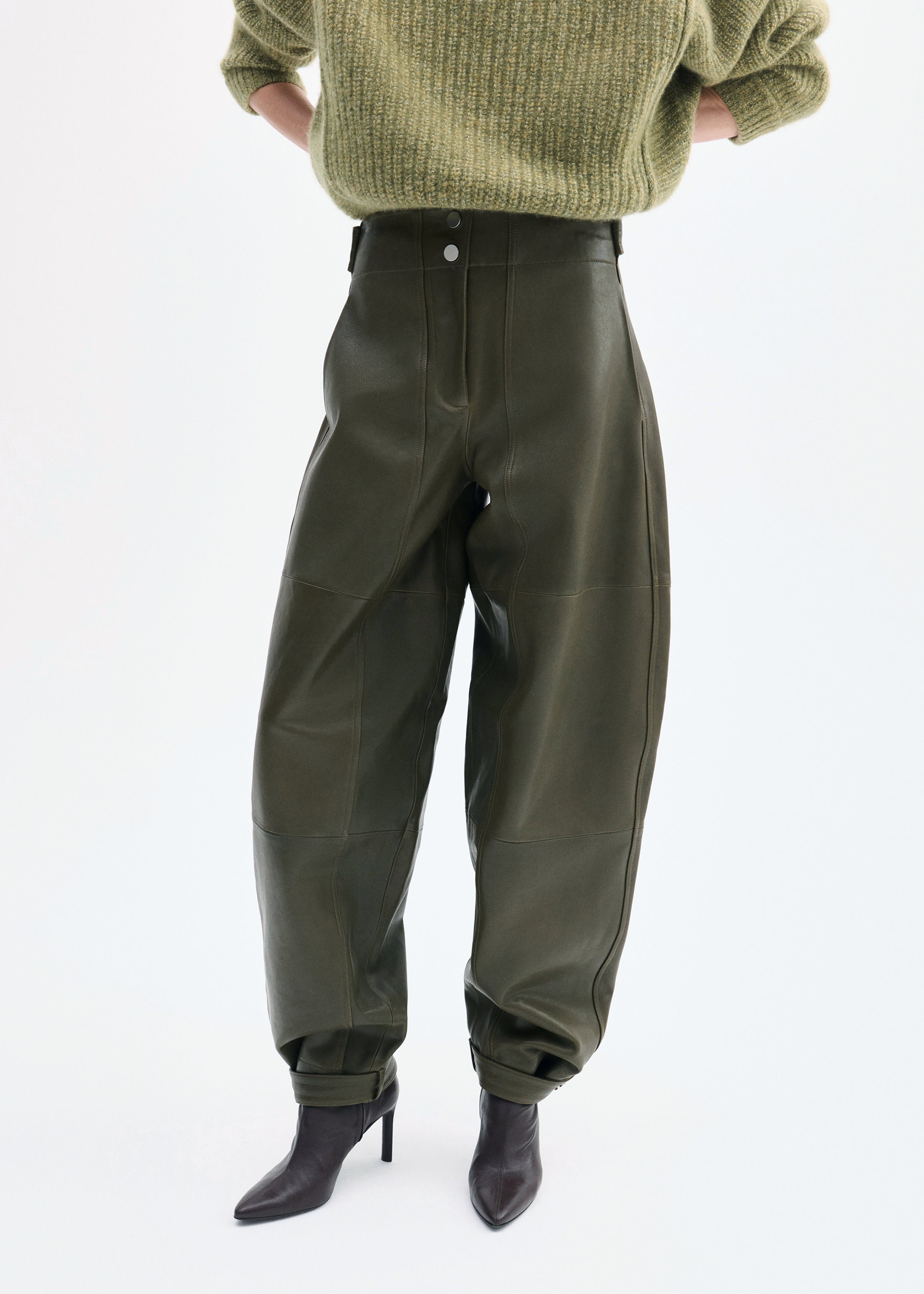 Curved Trouser in Leather - Olive