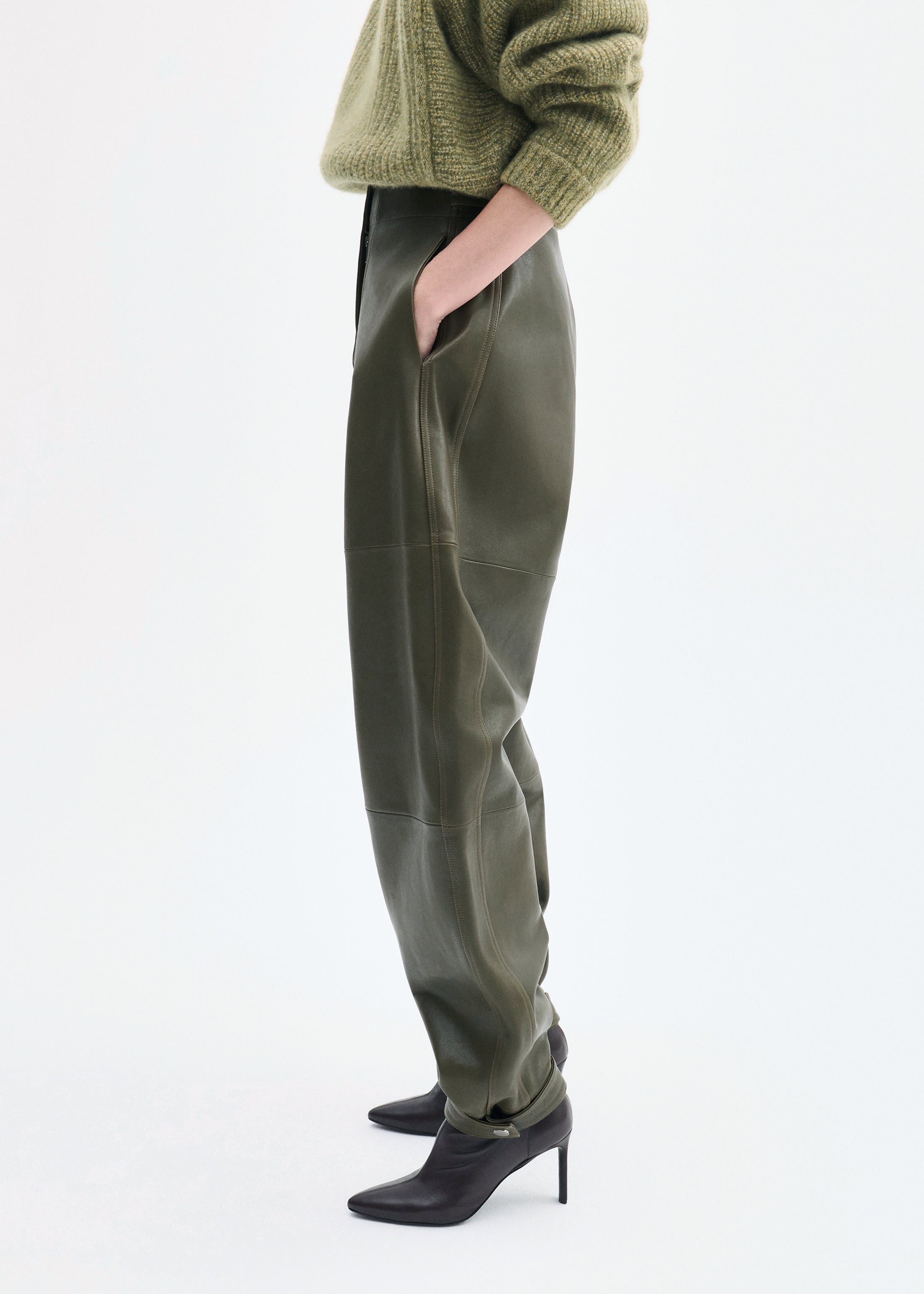 Curved Trouser in Leather - Olive