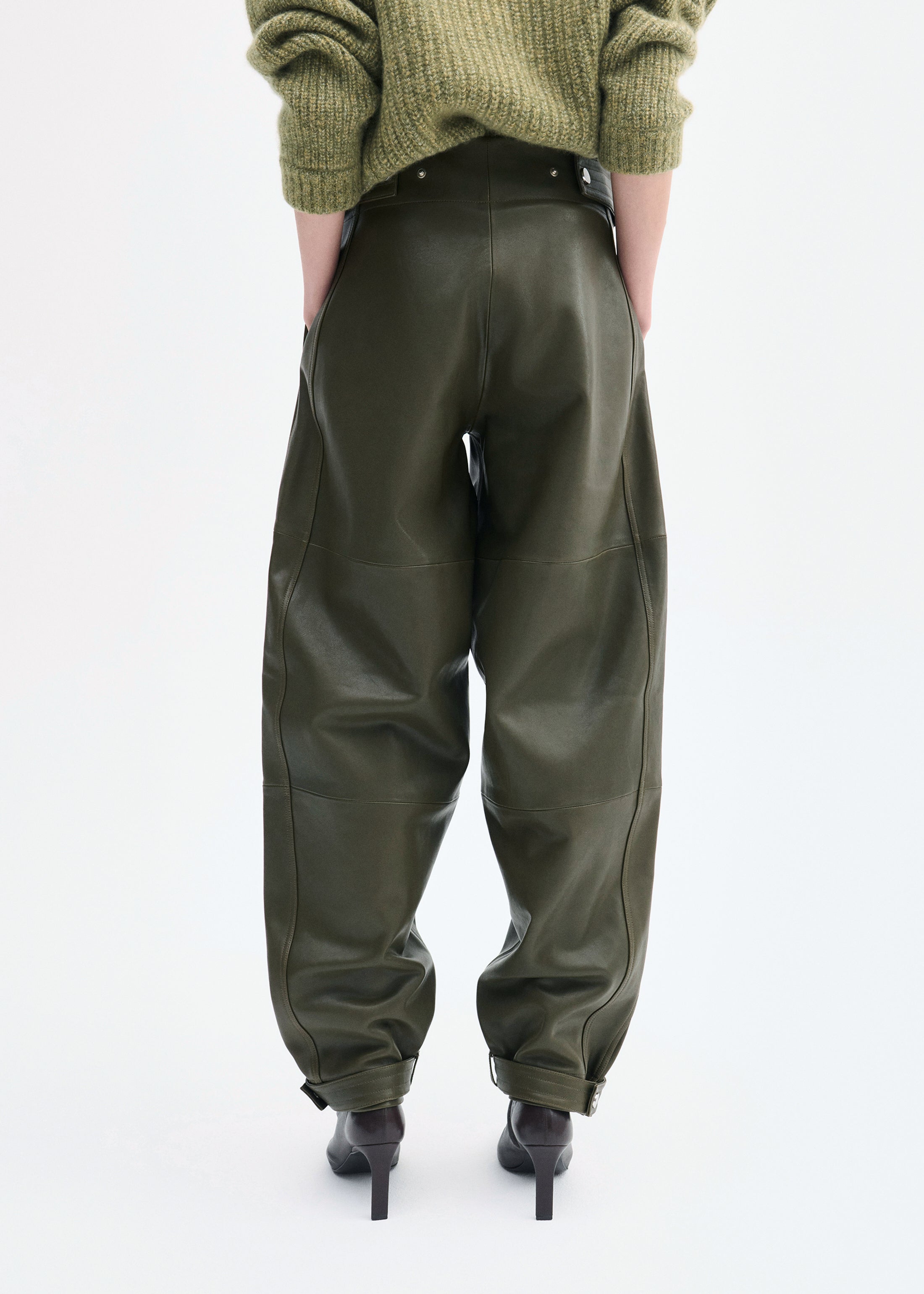 Curved Trouser in Leather - Olive