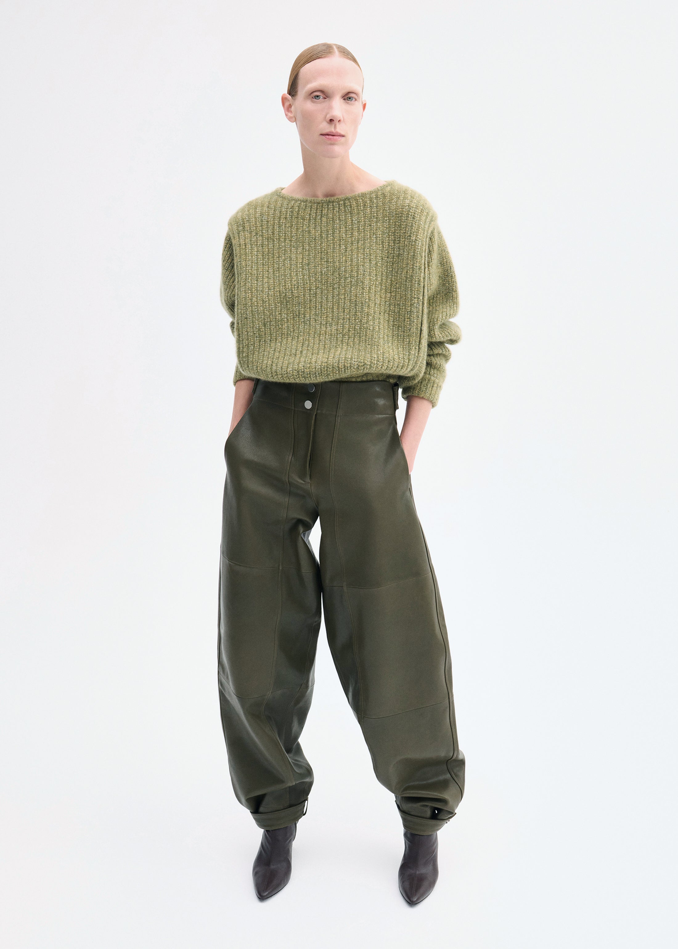 Curved Trouser in Leather - Olive