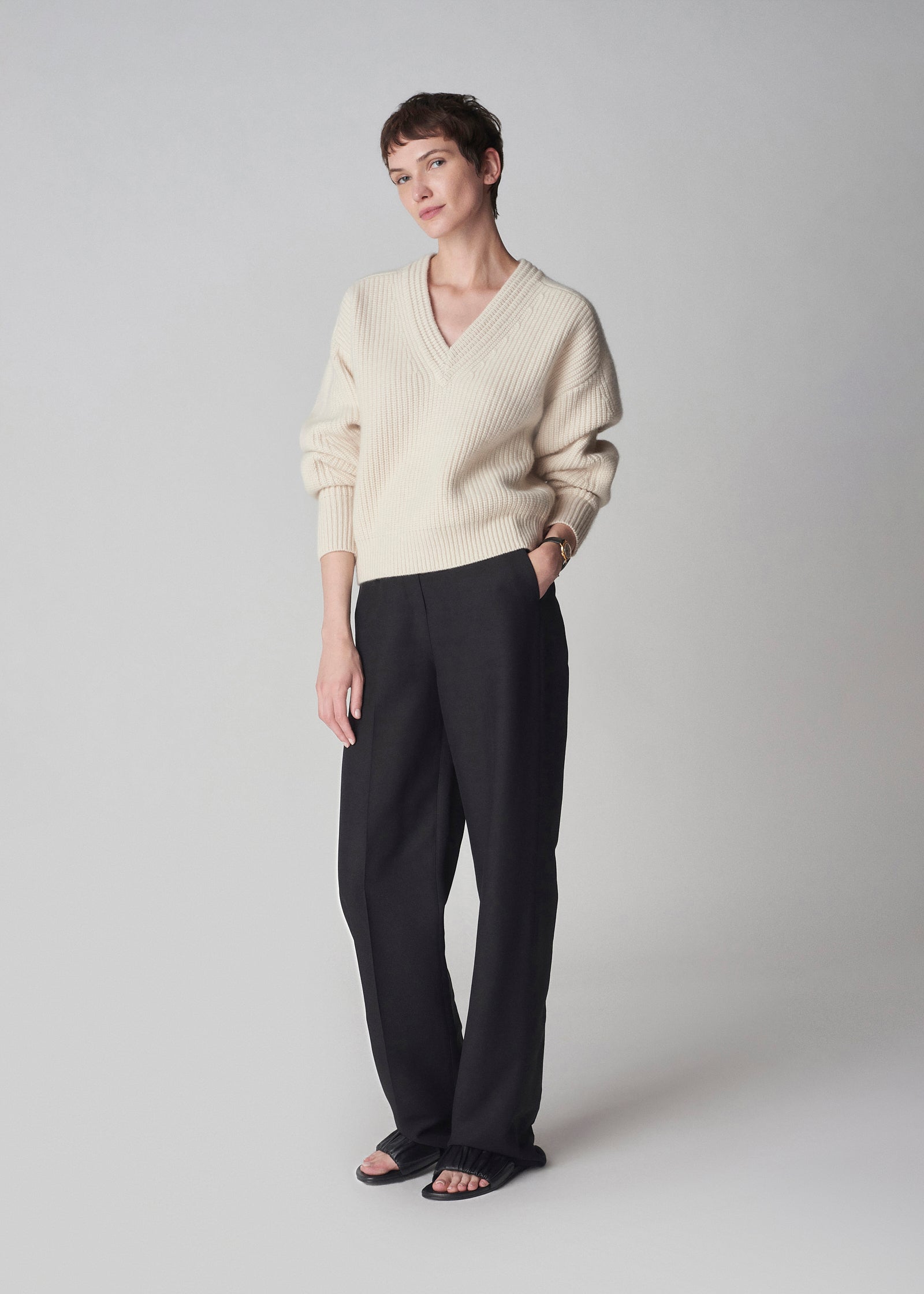 V-Neck Sweater in Cashmere - Ivory - CO Collections
