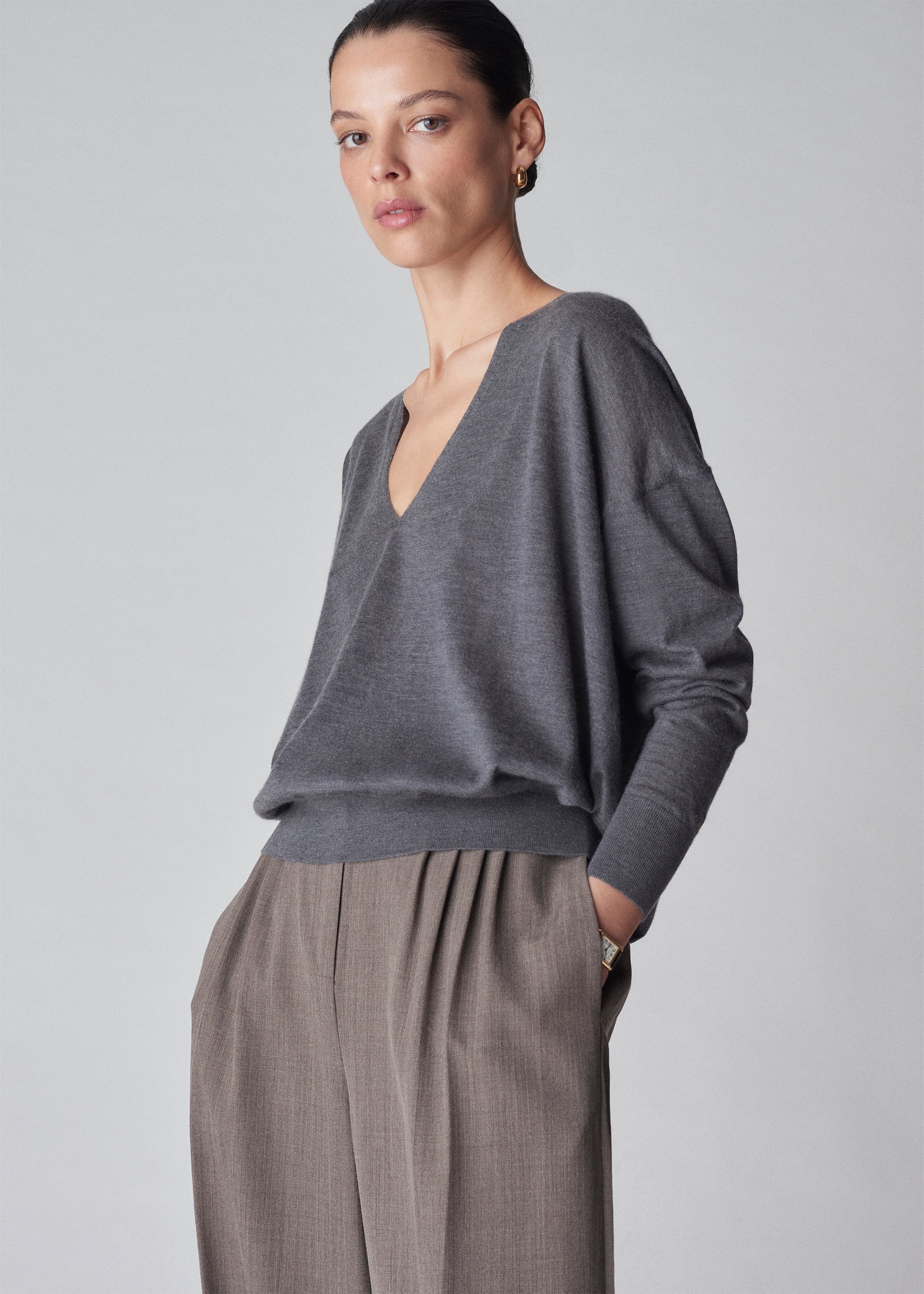 V-Neck Sweater in Fine Cashmere - Grey