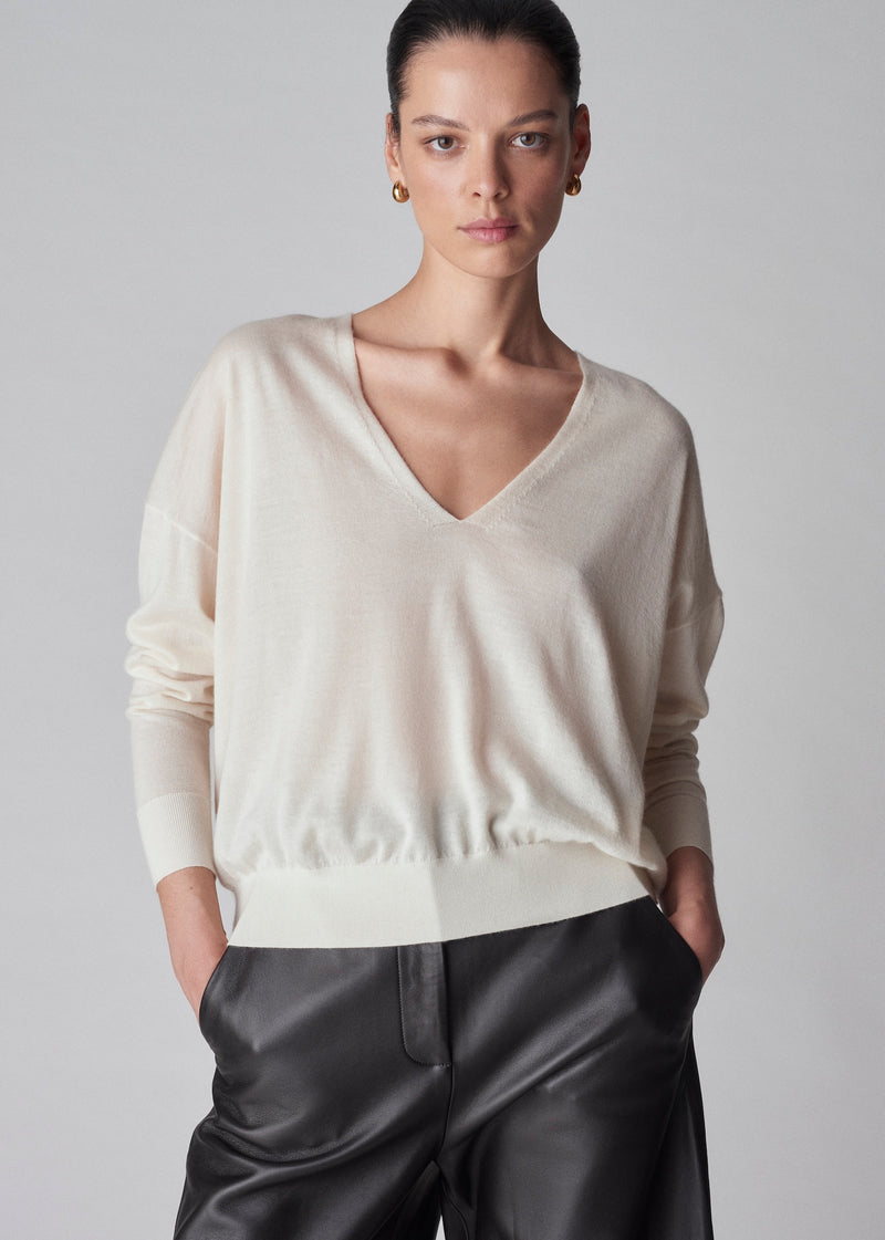 V-Neck Sweater in Fine Cashmere - Ivory - CO