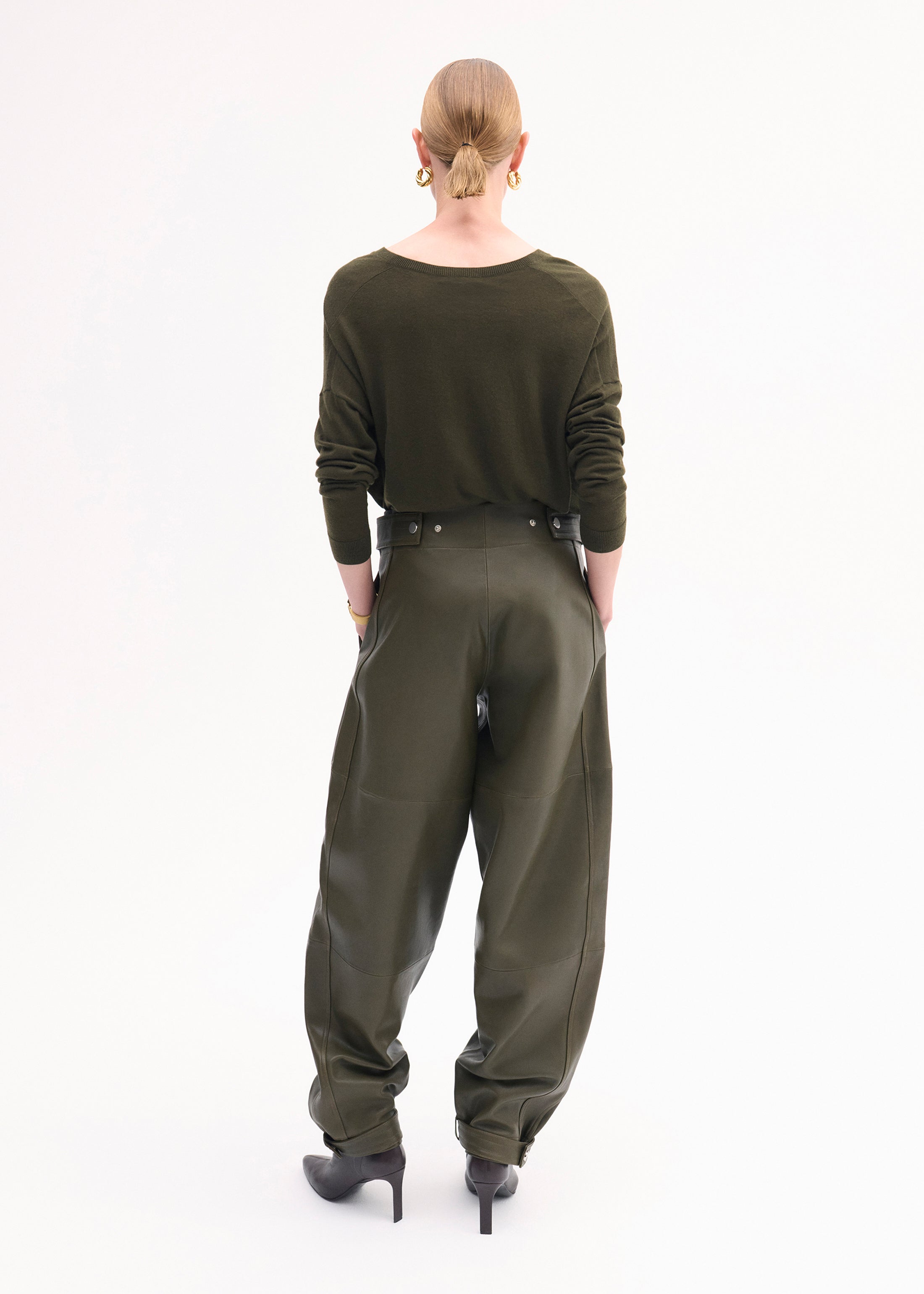 V-Neck Sweater in Fine Cashmere - Olive
