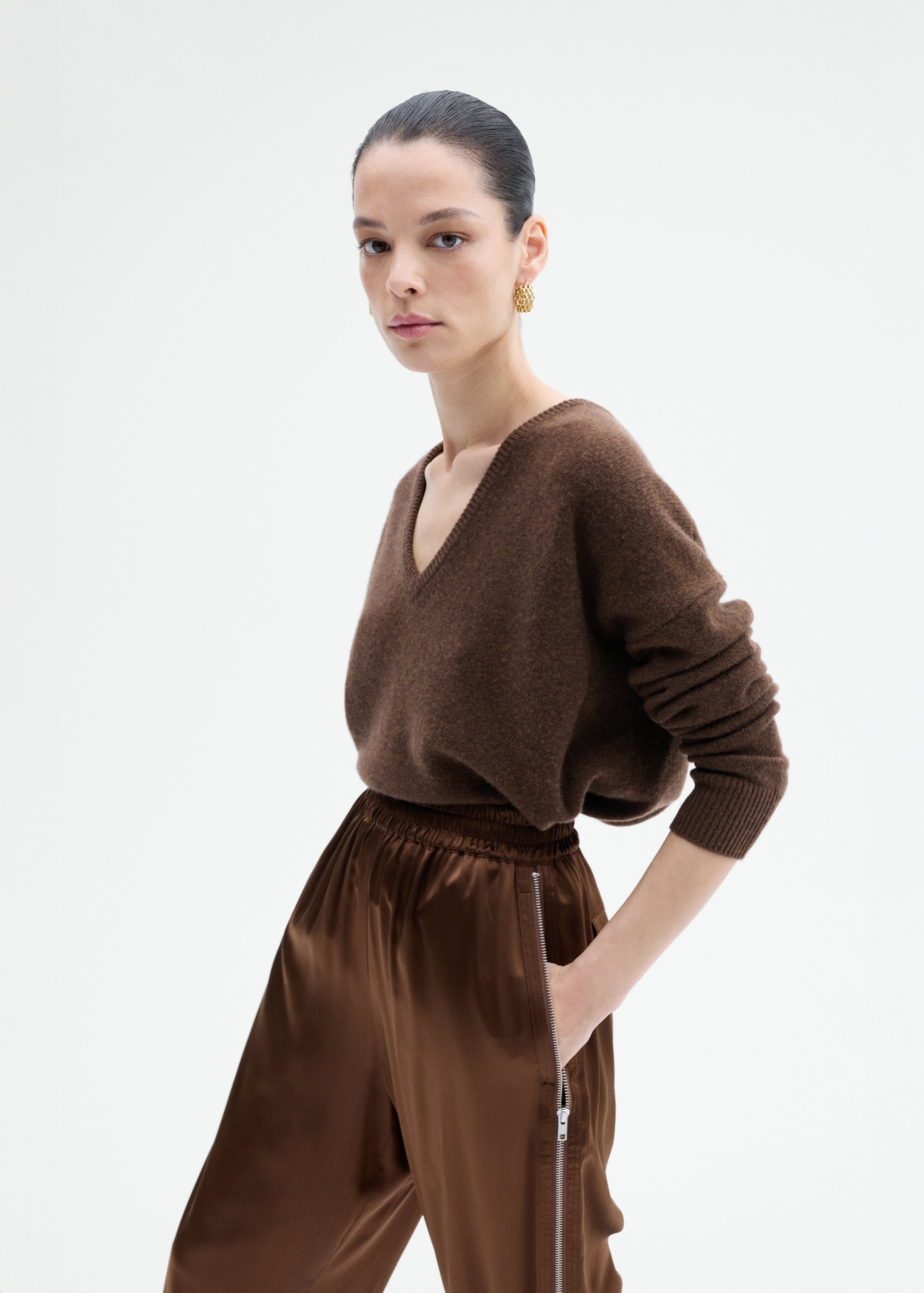 V-Neck Sweater in Cashmere - Brown