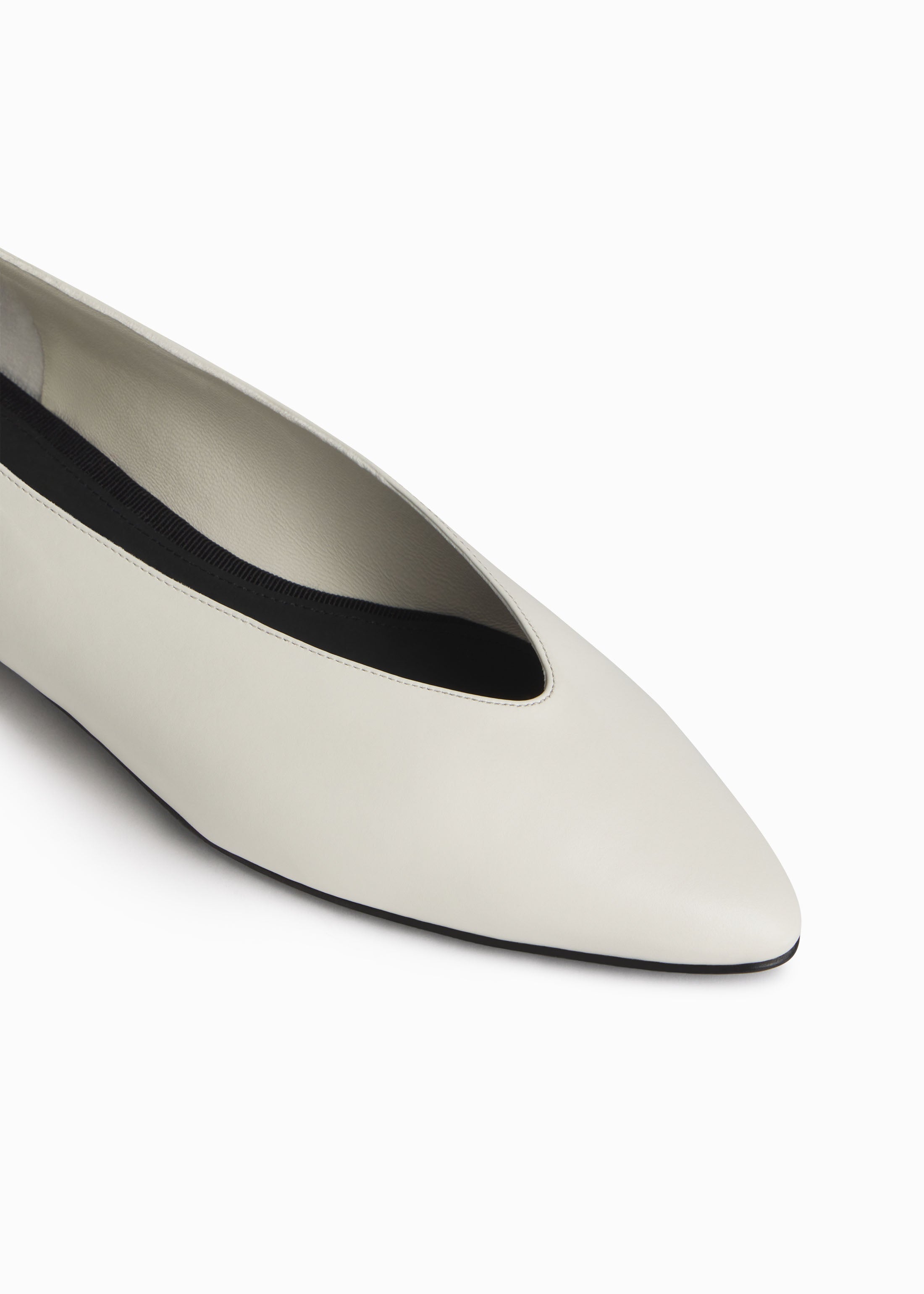 Pointed Ballerina Flat in Calfskin - Ivory