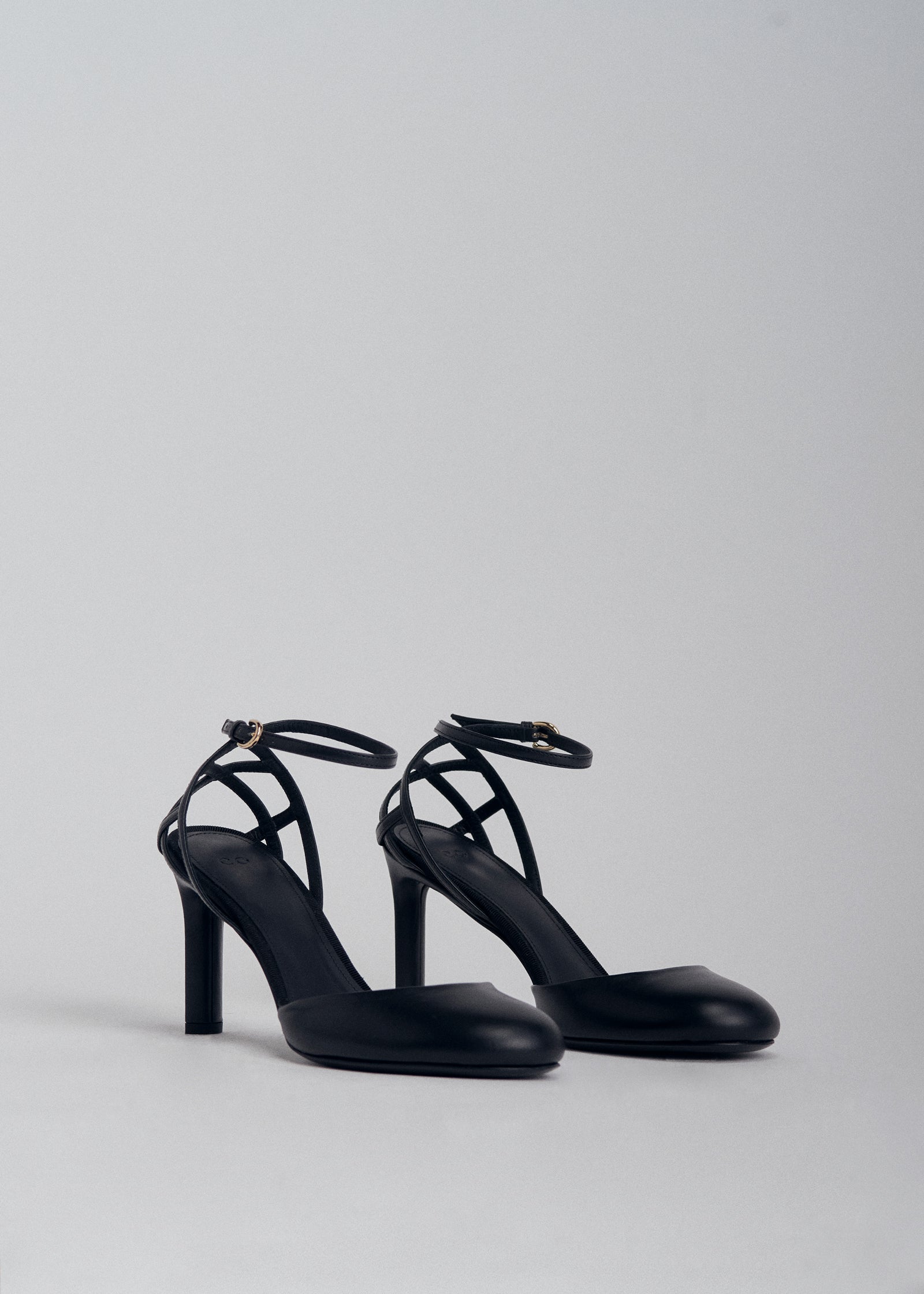 Round Toe Strappy Heel in Leather - Black - CO Collections