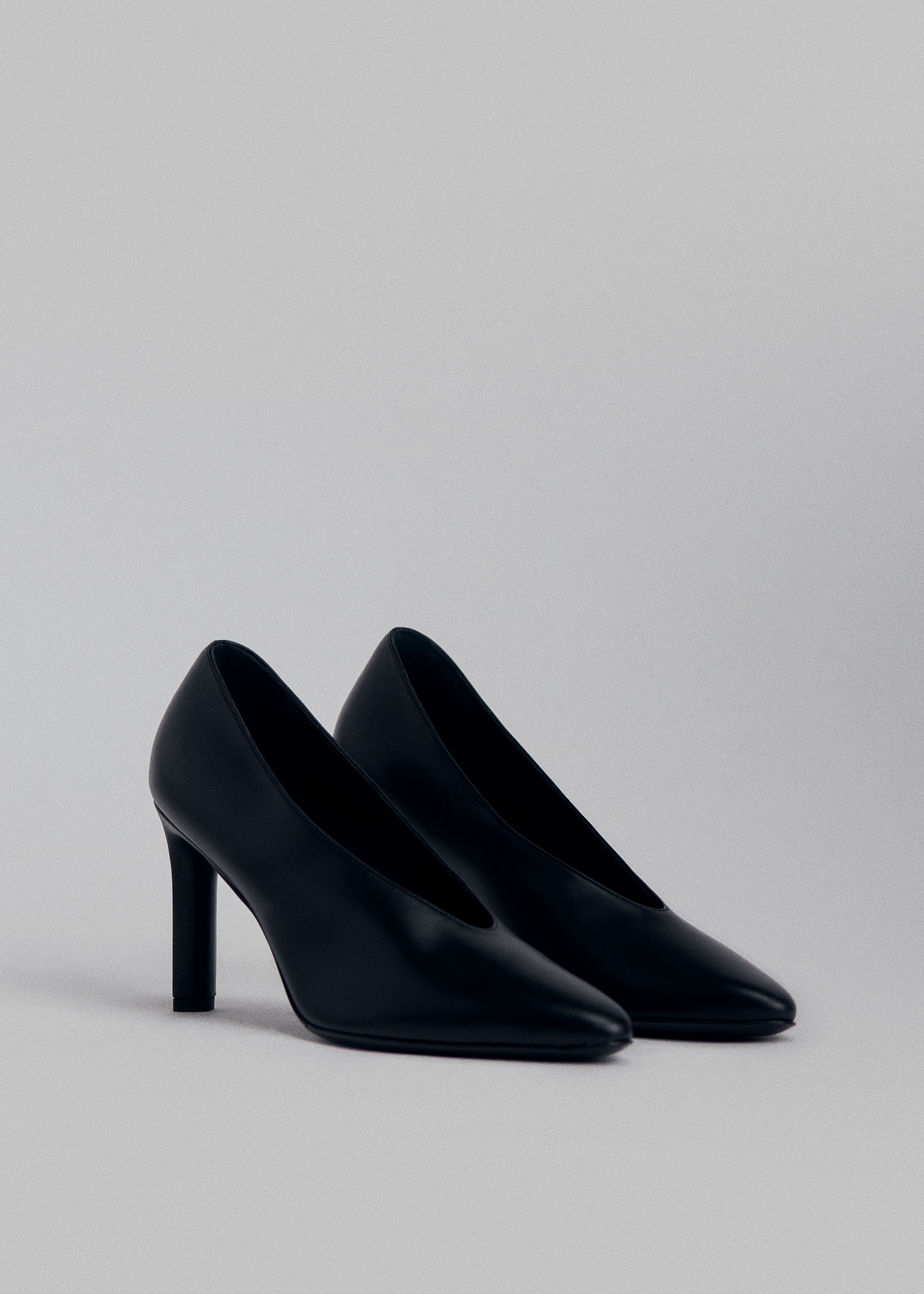 V Neck Heel Pump in Smooth Leather - Black - CO Collections