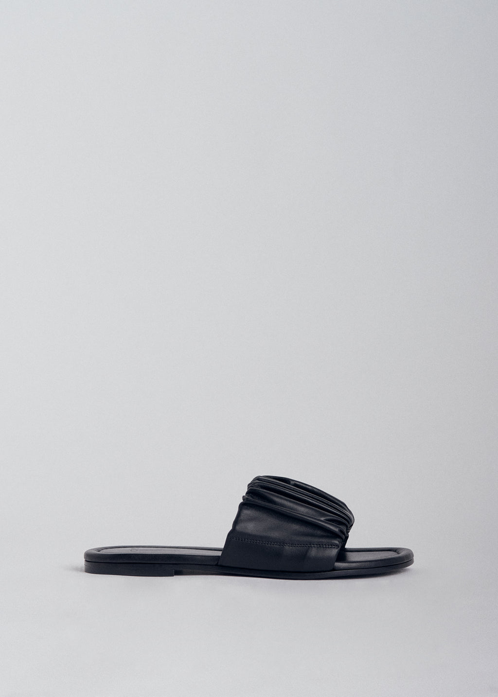 Ruched Slide Sandal in Leather - Black - CO