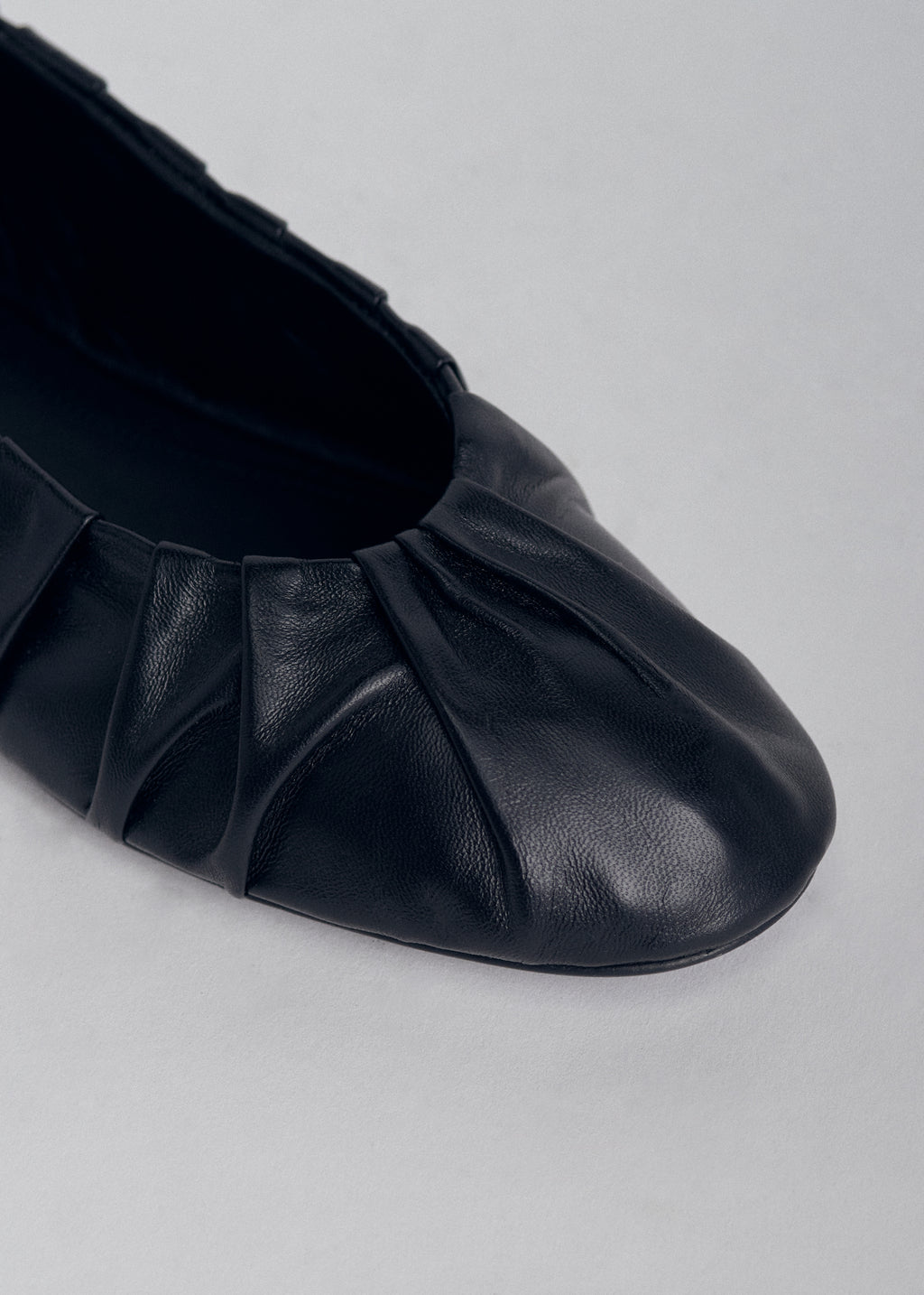 Ruched Ballet Flat in Leather - Black - CO