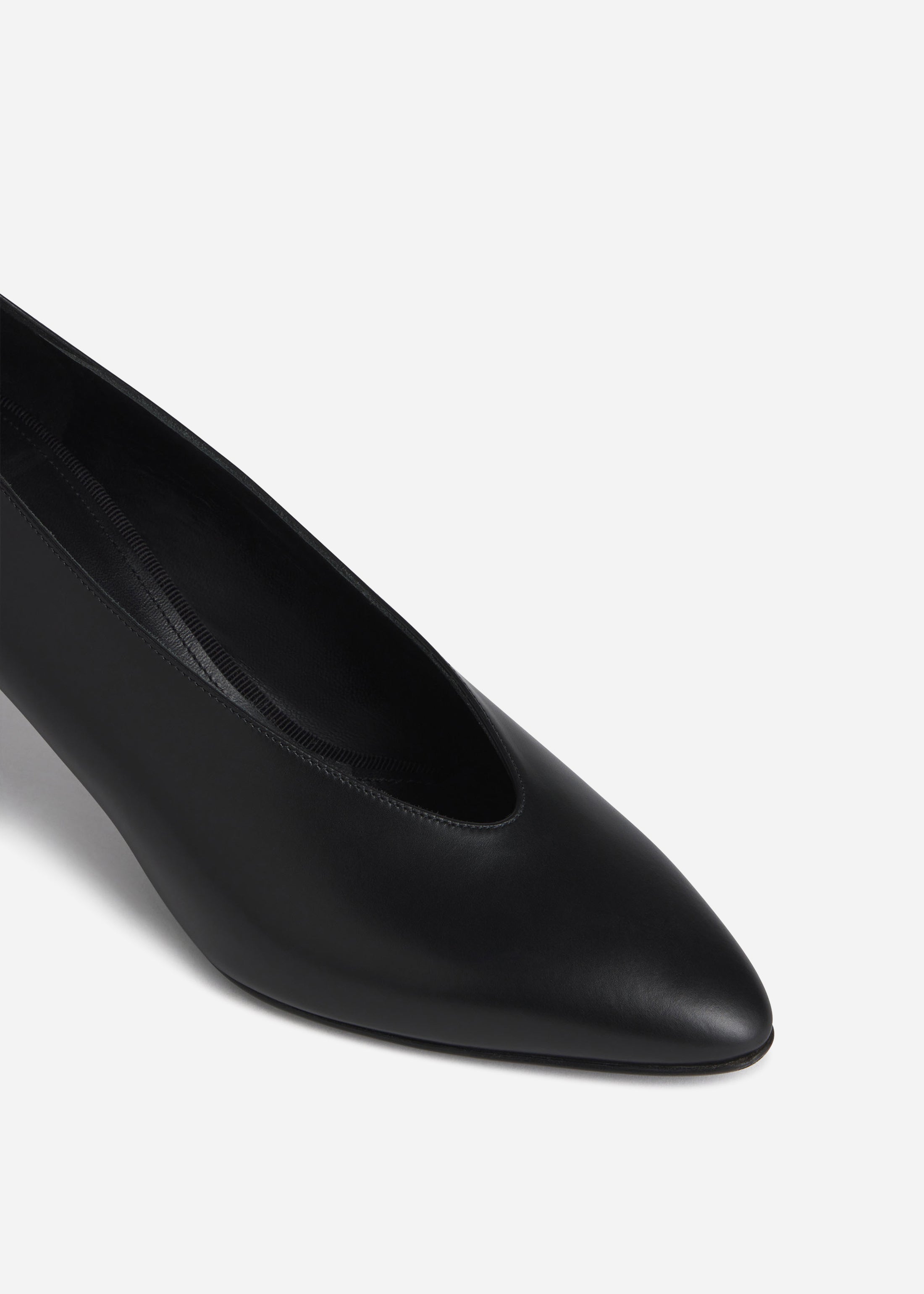 Pointed Kitten Heel in Leather - Black