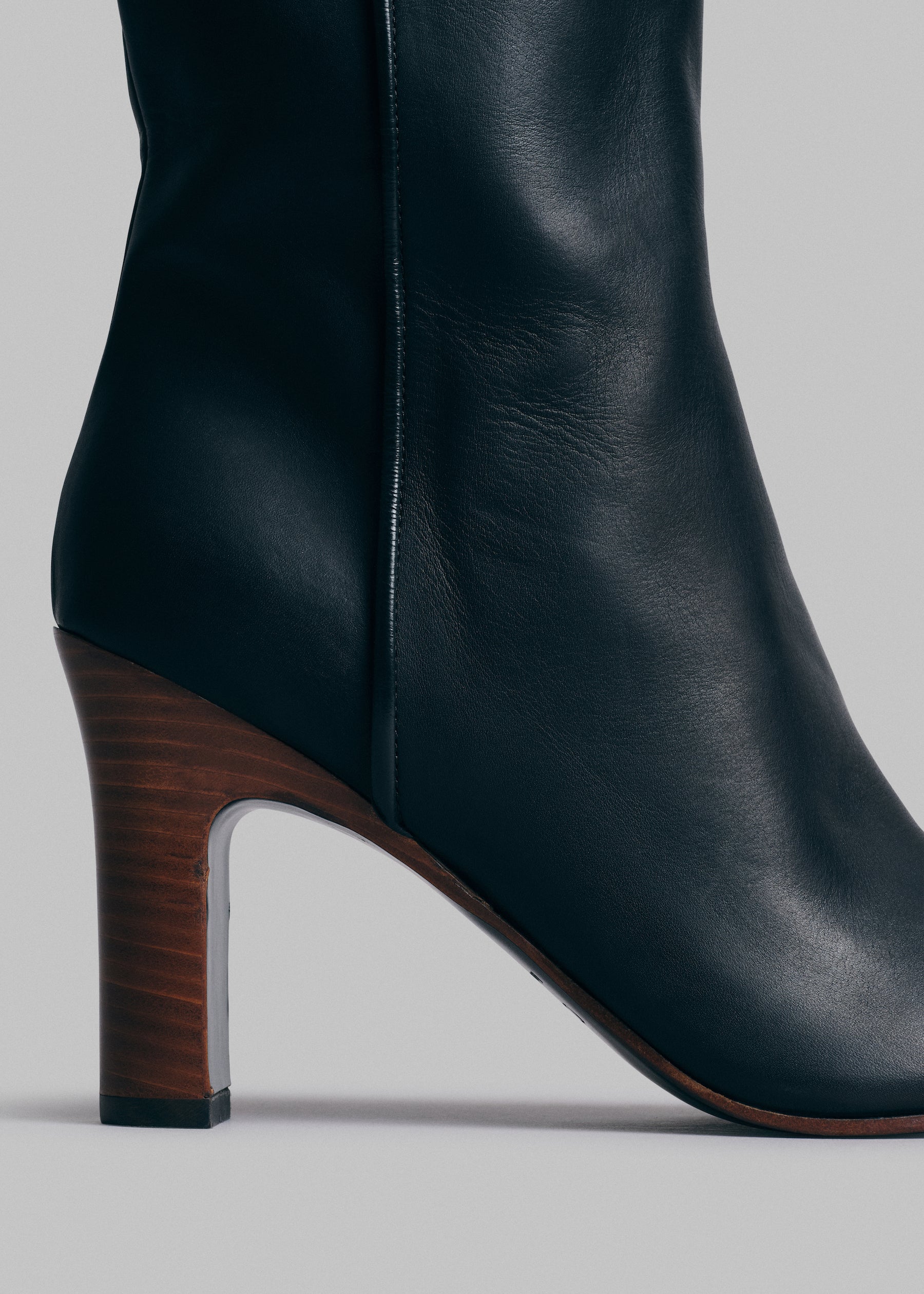 Pull Up Knee High Boot in Calfskin - Black - CO Collections