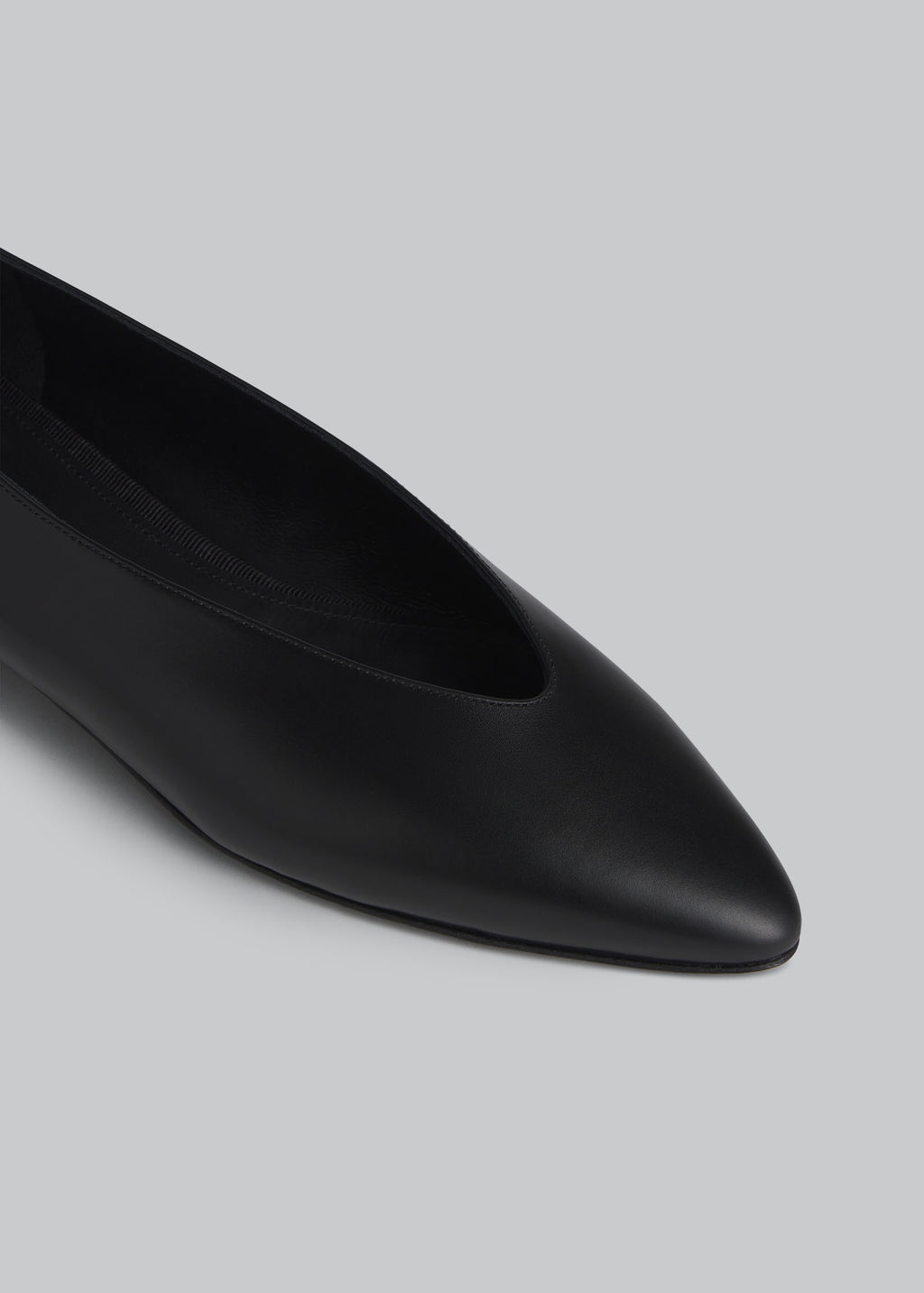 Pointed Ballerina Flat in Calfskin - Black - CO