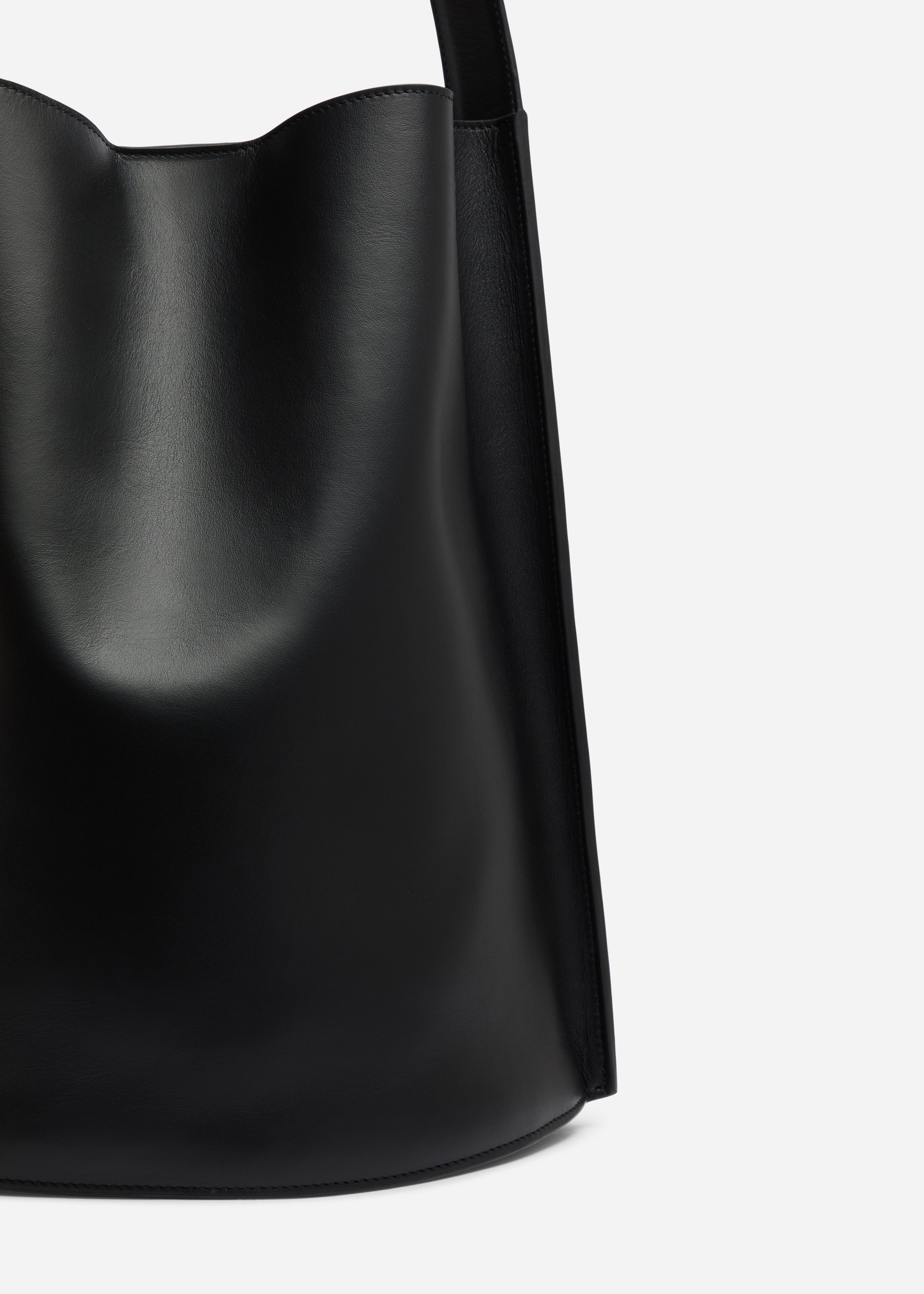 Bucket Tote Bag in Leather - Black
