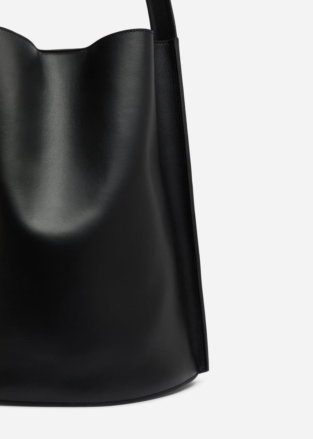 Bucket Tote Bag in Leather - Black - CO