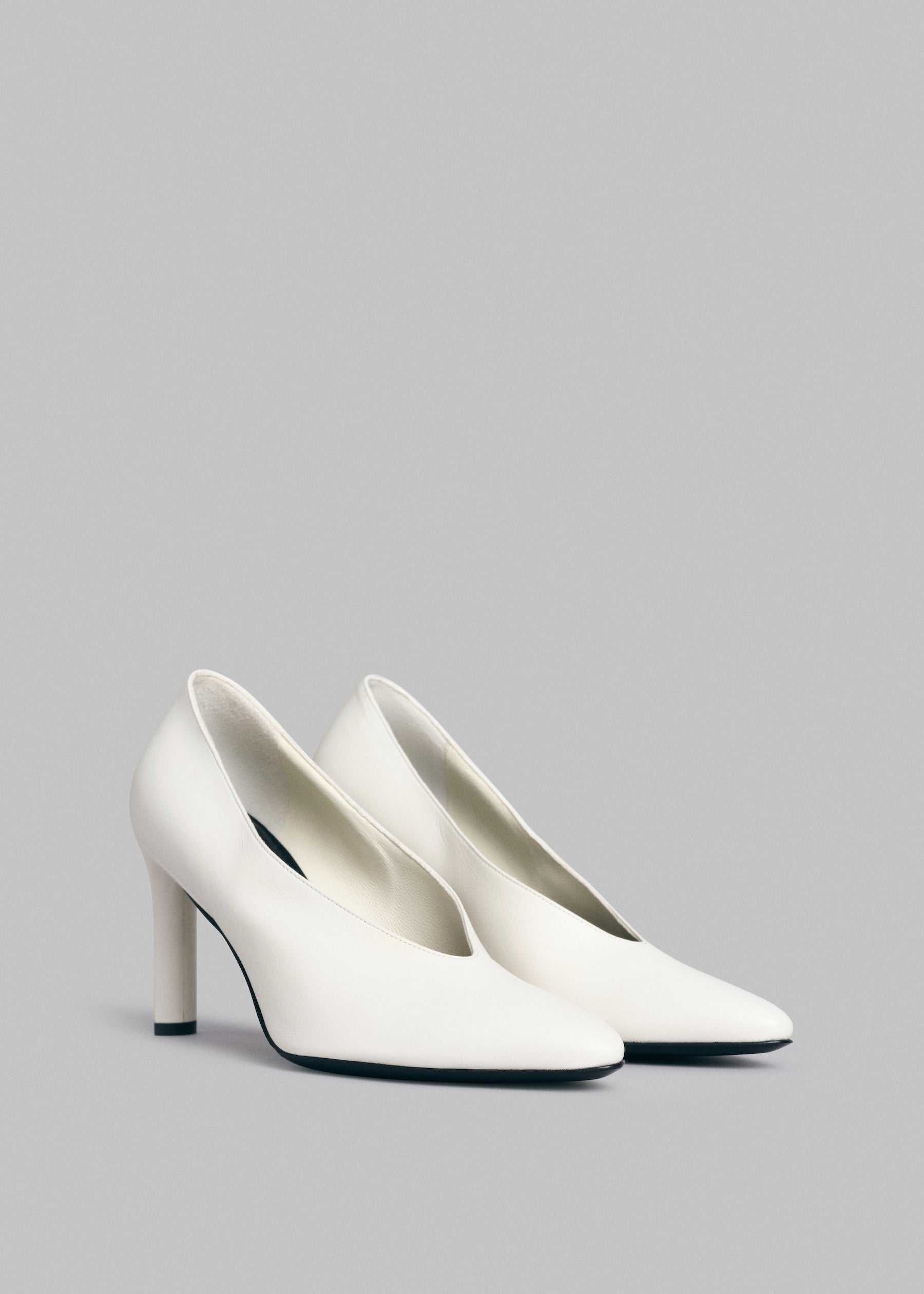 V Neck High Heel Pump in Smooth Leather - Ivory - CO Collections