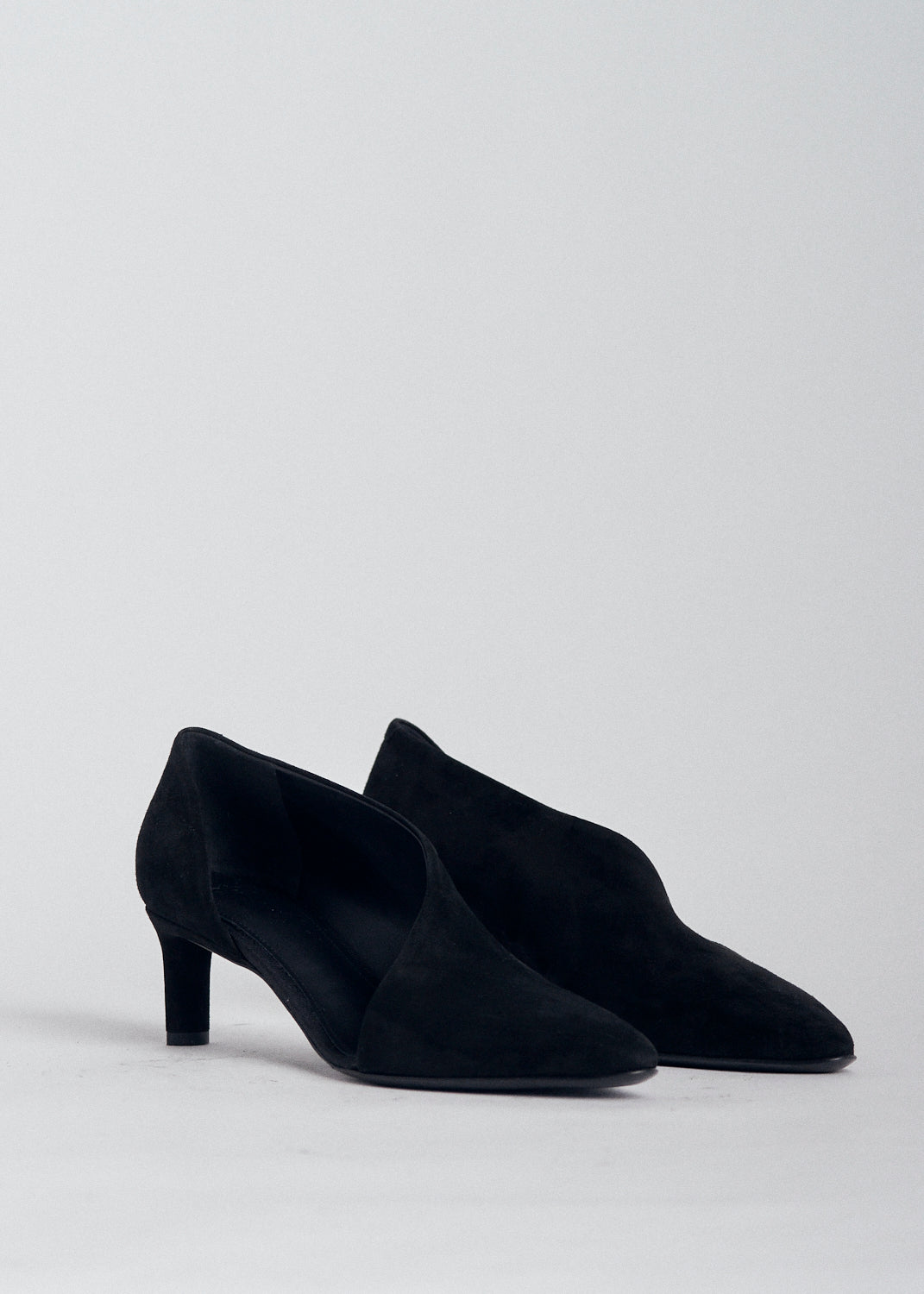 Asymmetric Pump in Suede - Black - CO Collections