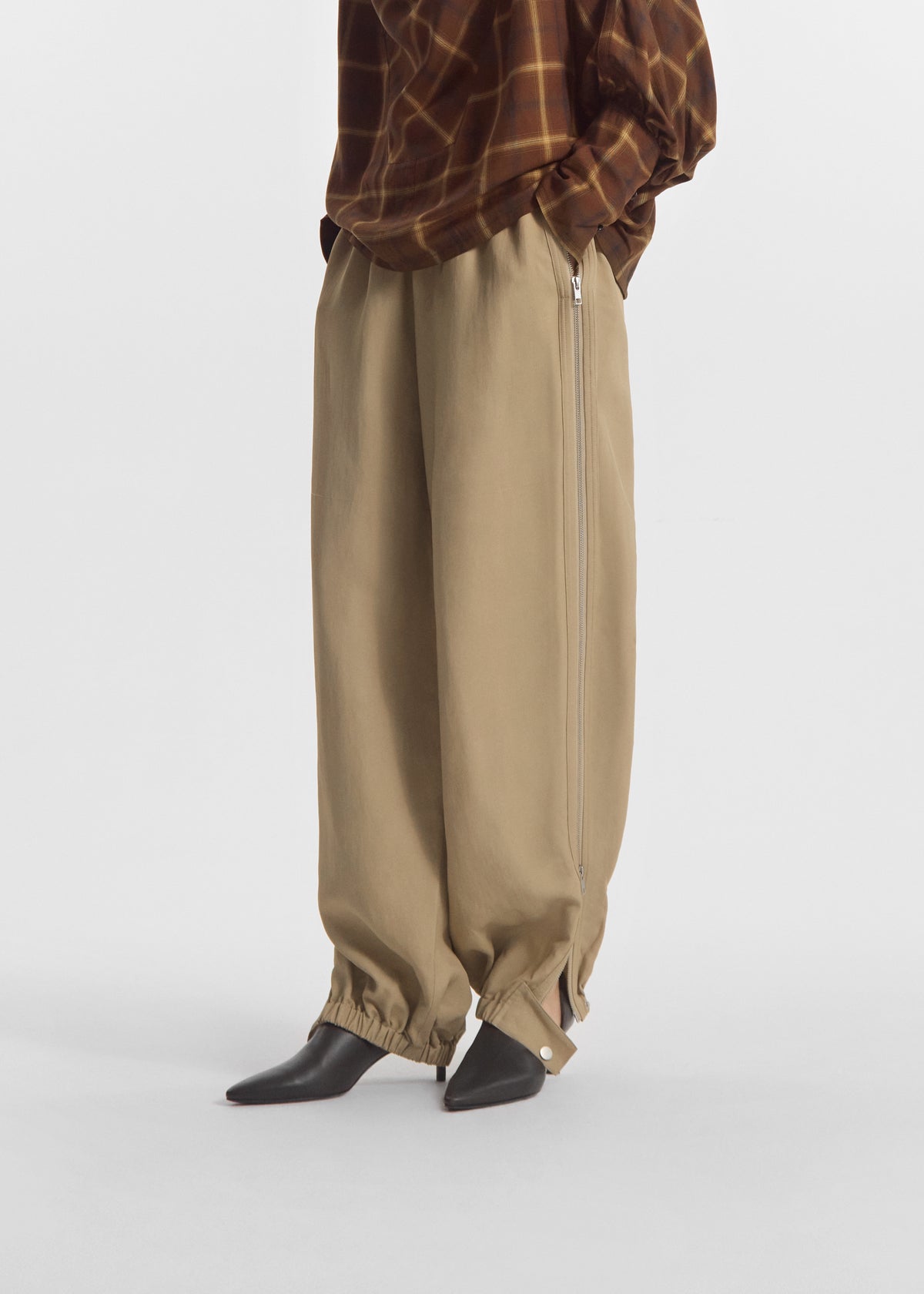 Articulated Vented Pant in Silk Viscose - Khaki, image 3 of 4