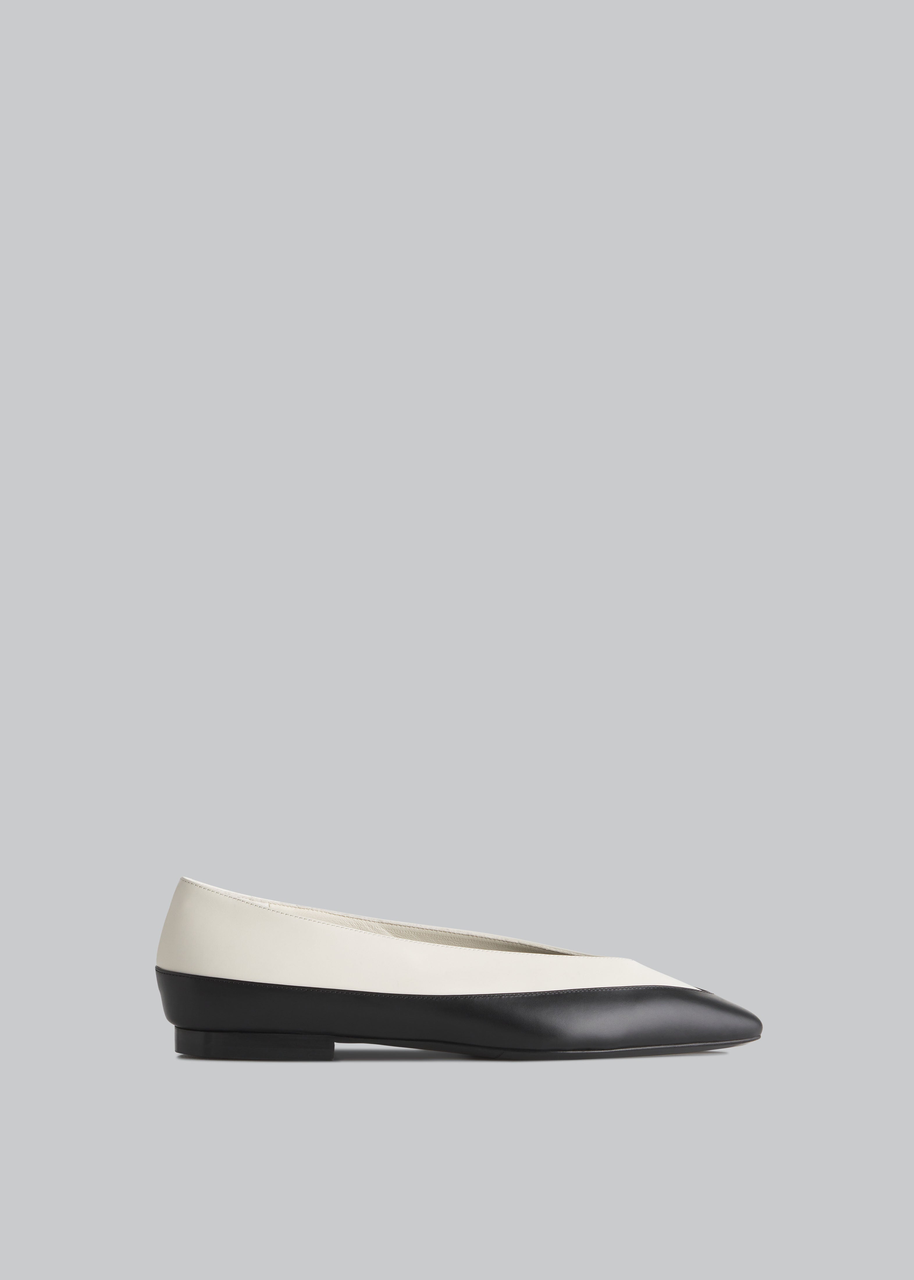 Bicolor Ballerina Flat - Ivory / Black