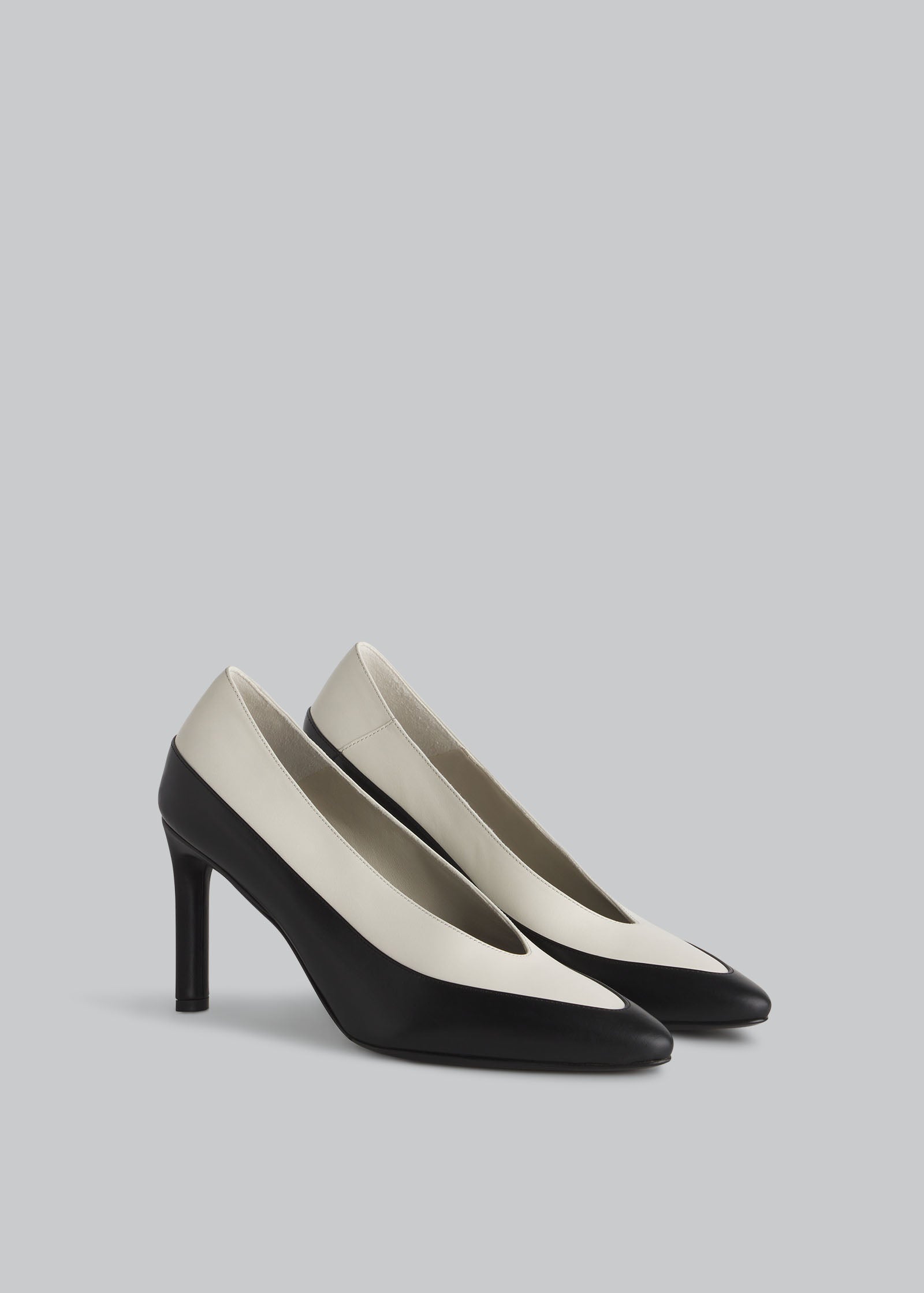 Bicolor V Neck Heel in Calfskin - Black and Ivory