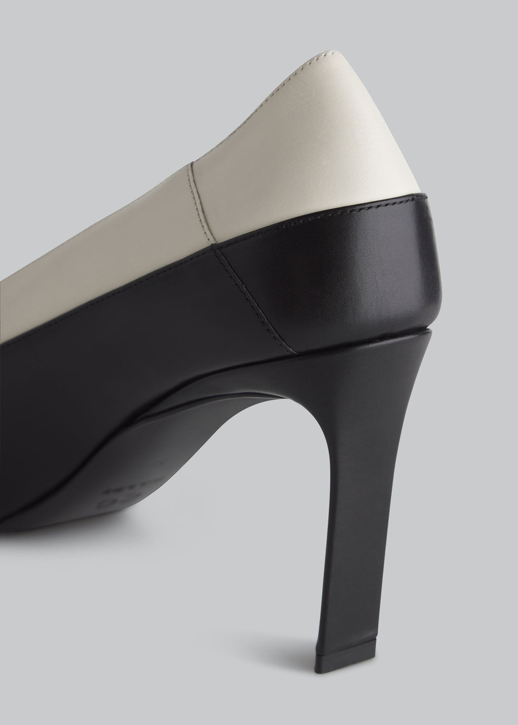 Bicolor V Neck Heel in Calfskin - Black and Ivory - CO