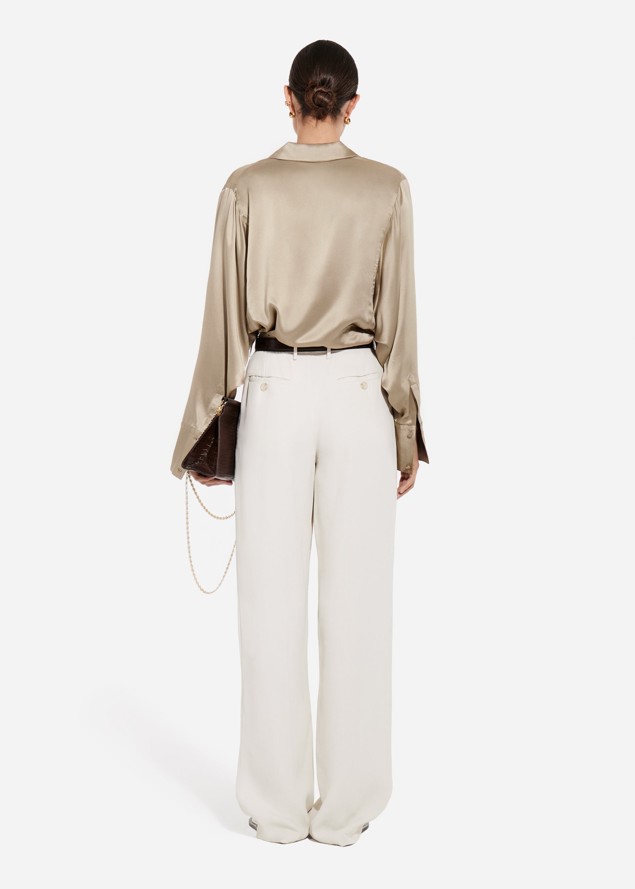 Relaxed V-Neck Shirt in Silk Charmeuse - Sesame