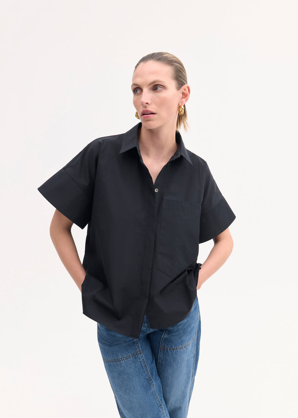 Boxy Short Sleeve Shirt in Cotton Poplin - Black - CO