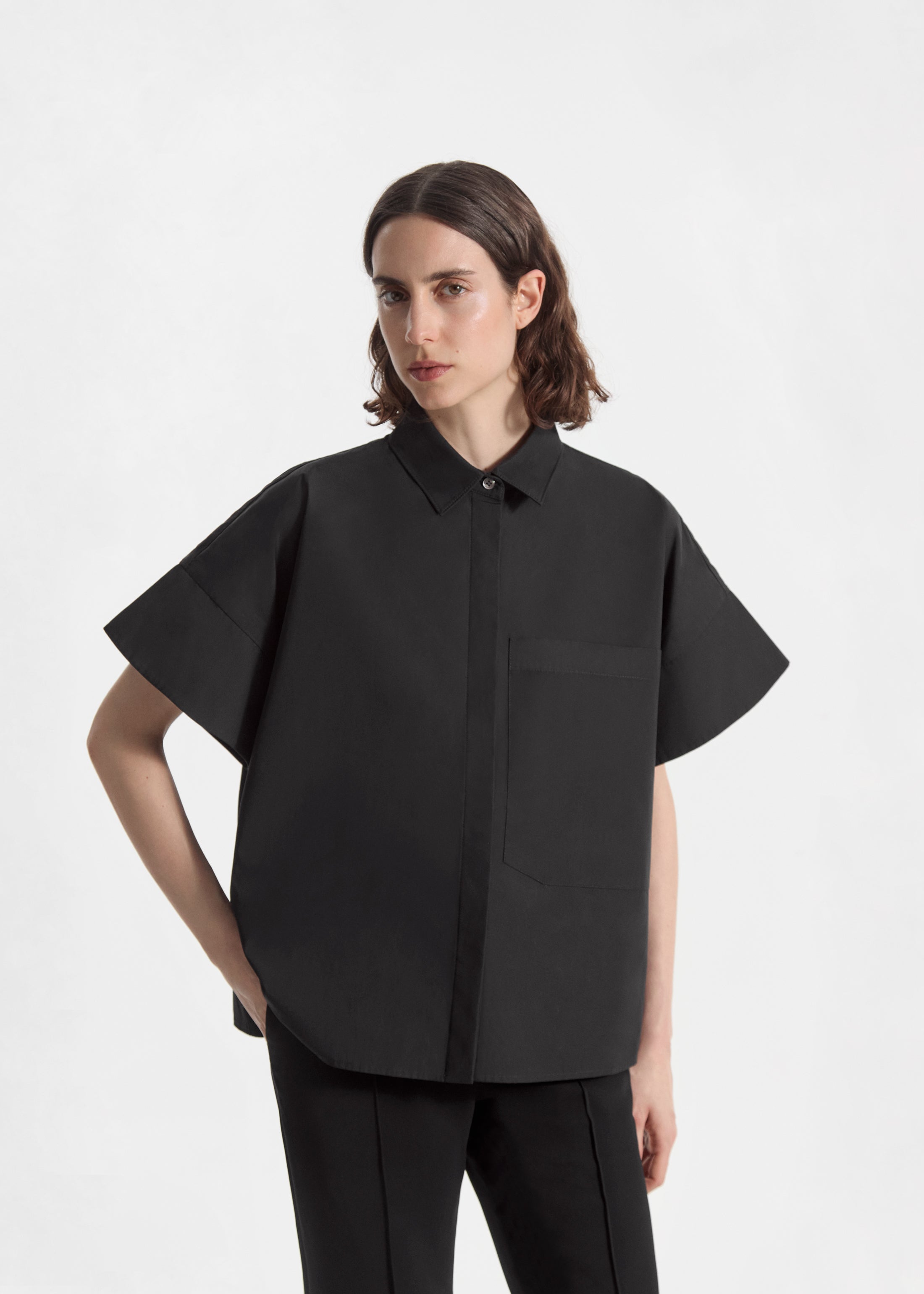 Boxy Short Sleeve Shirt in Cotton Poplin - Black