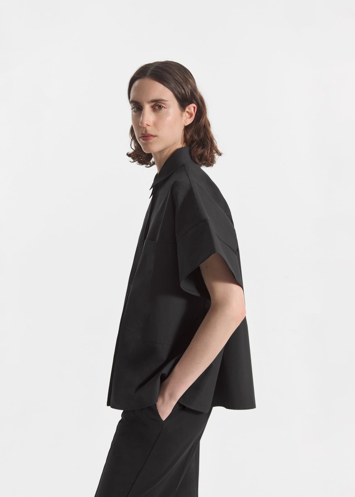 Boxy Short Sleeve Shirt in Cotton Poplin - Black, image 3 of 5