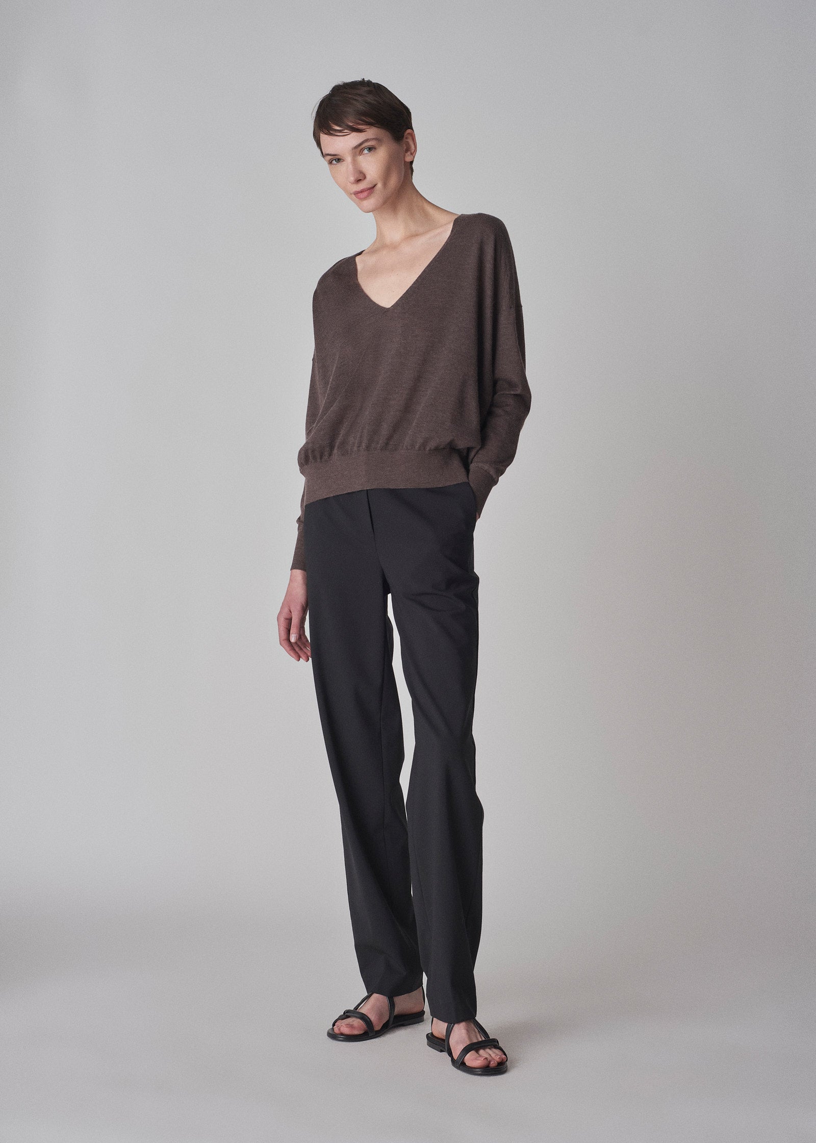 V-Neck Sweater in Fine Cashmere - Brown - CO Collections