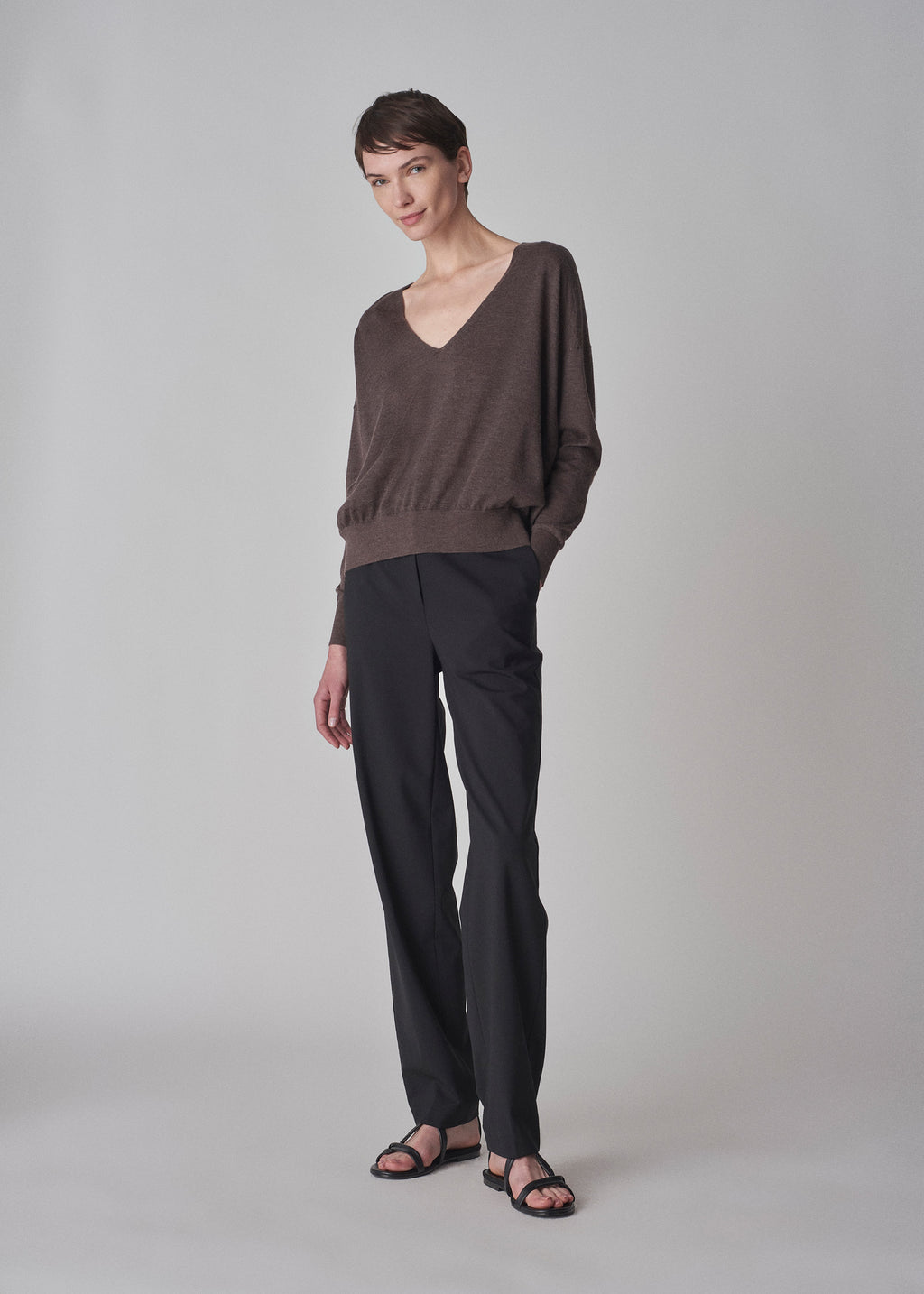 V-Neck Sweater in Fine Cashmere - Brown - CO