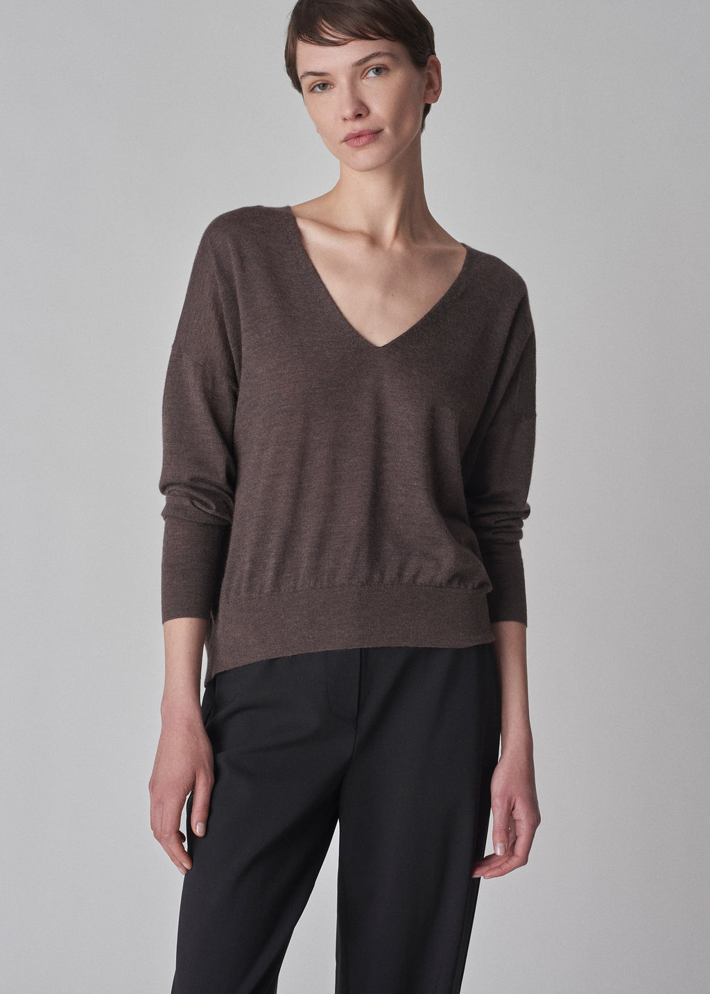 V-Neck Sweater in Fine Cashmere - Brown - CO