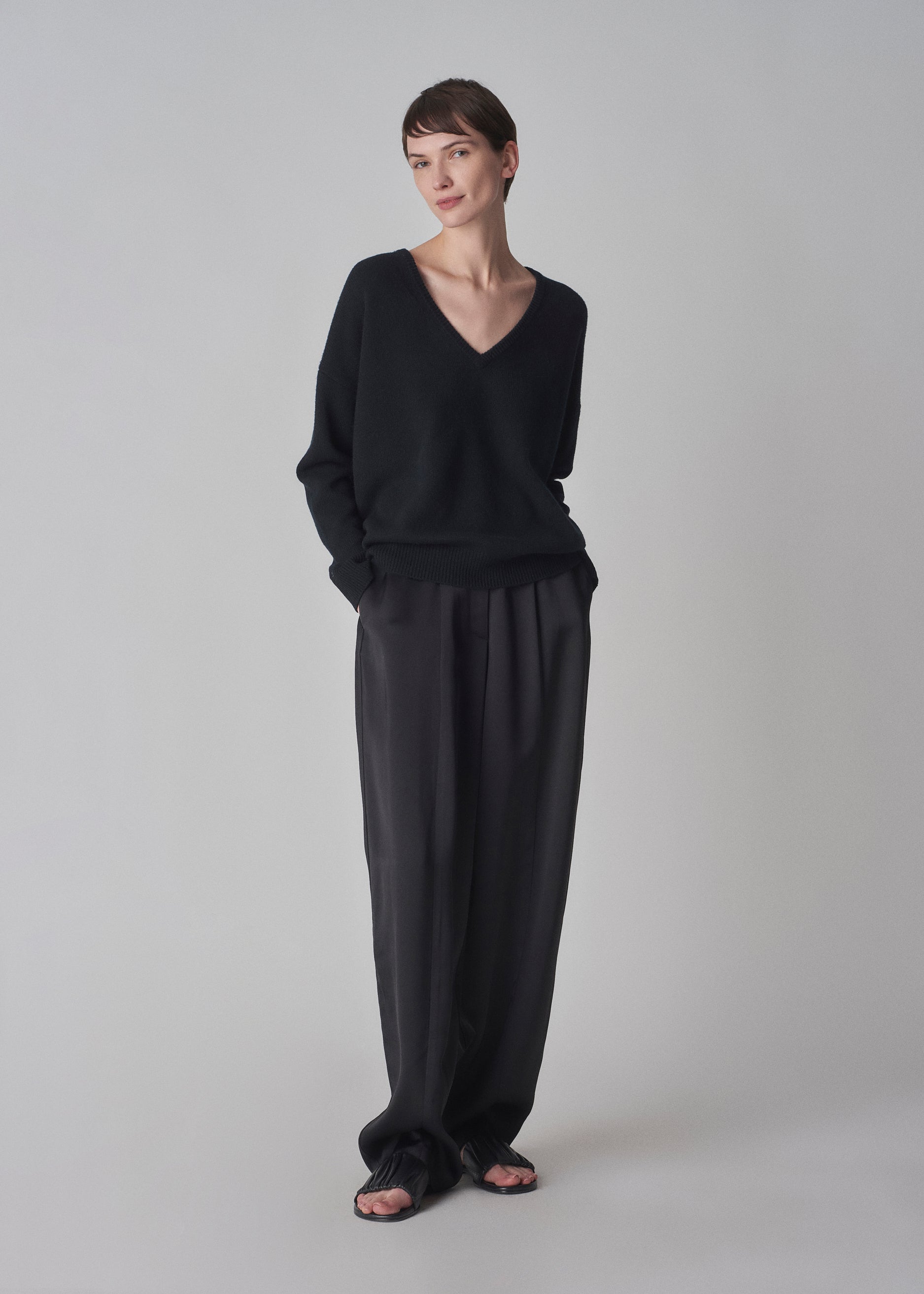 V-Neck Sweater In Cashmere - Black - CO Collections