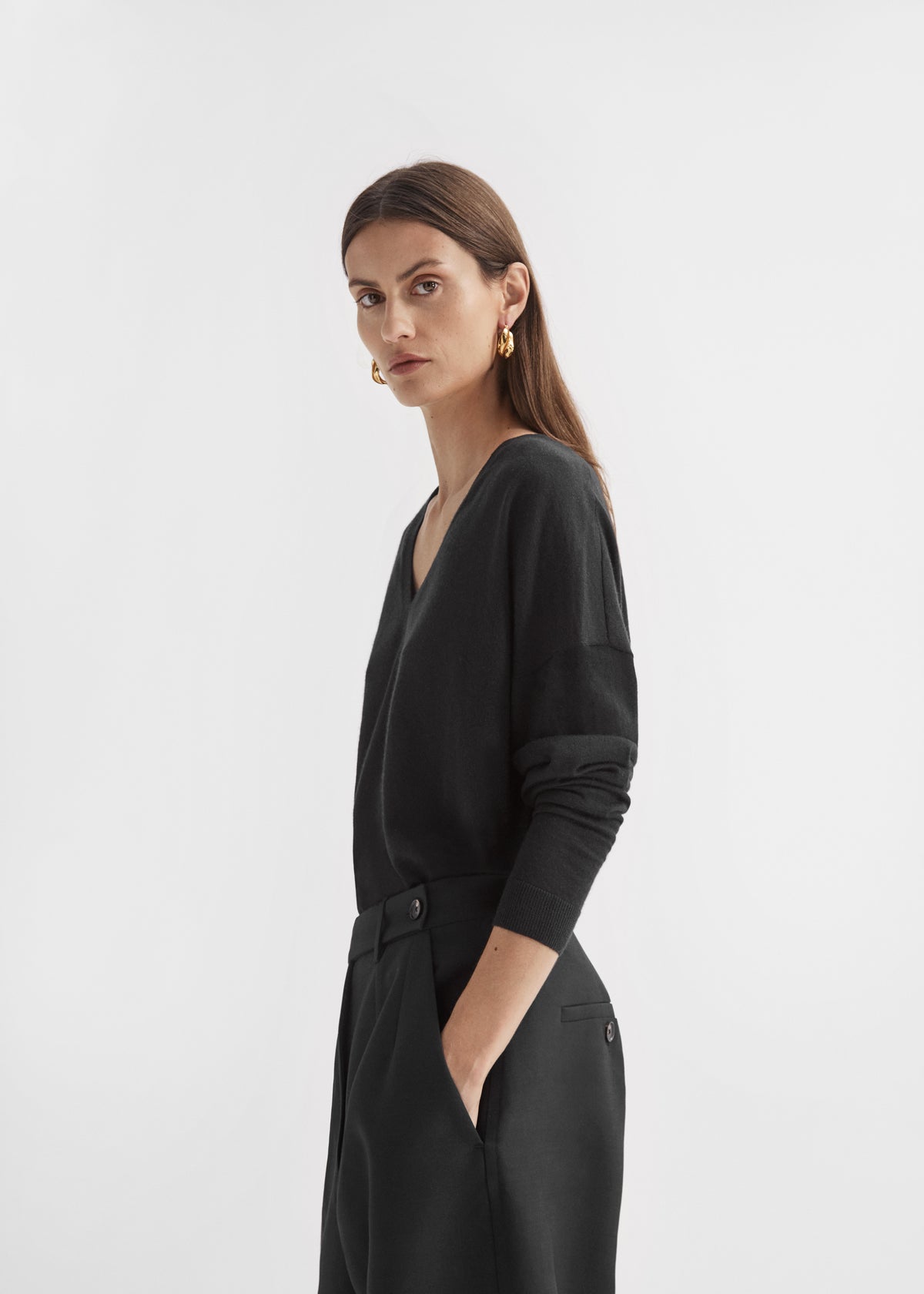 V-Neck Sweater in Cashmere - Black, image 2 of 4