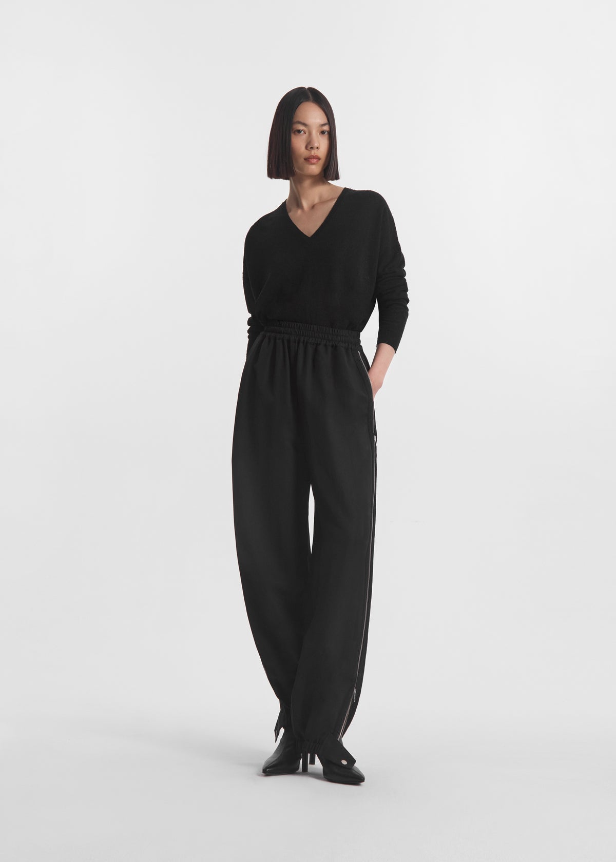 V-Neck Sweater in Silk Linen - Black, image 3 of 5
