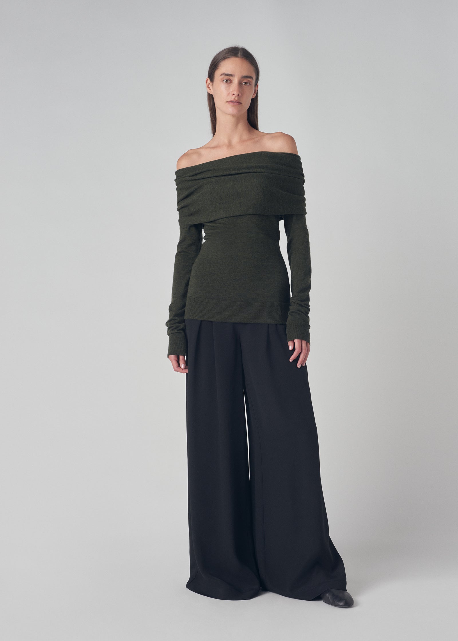 Off Shoulder Sweater in Fine Merino  - Green - CO Collections