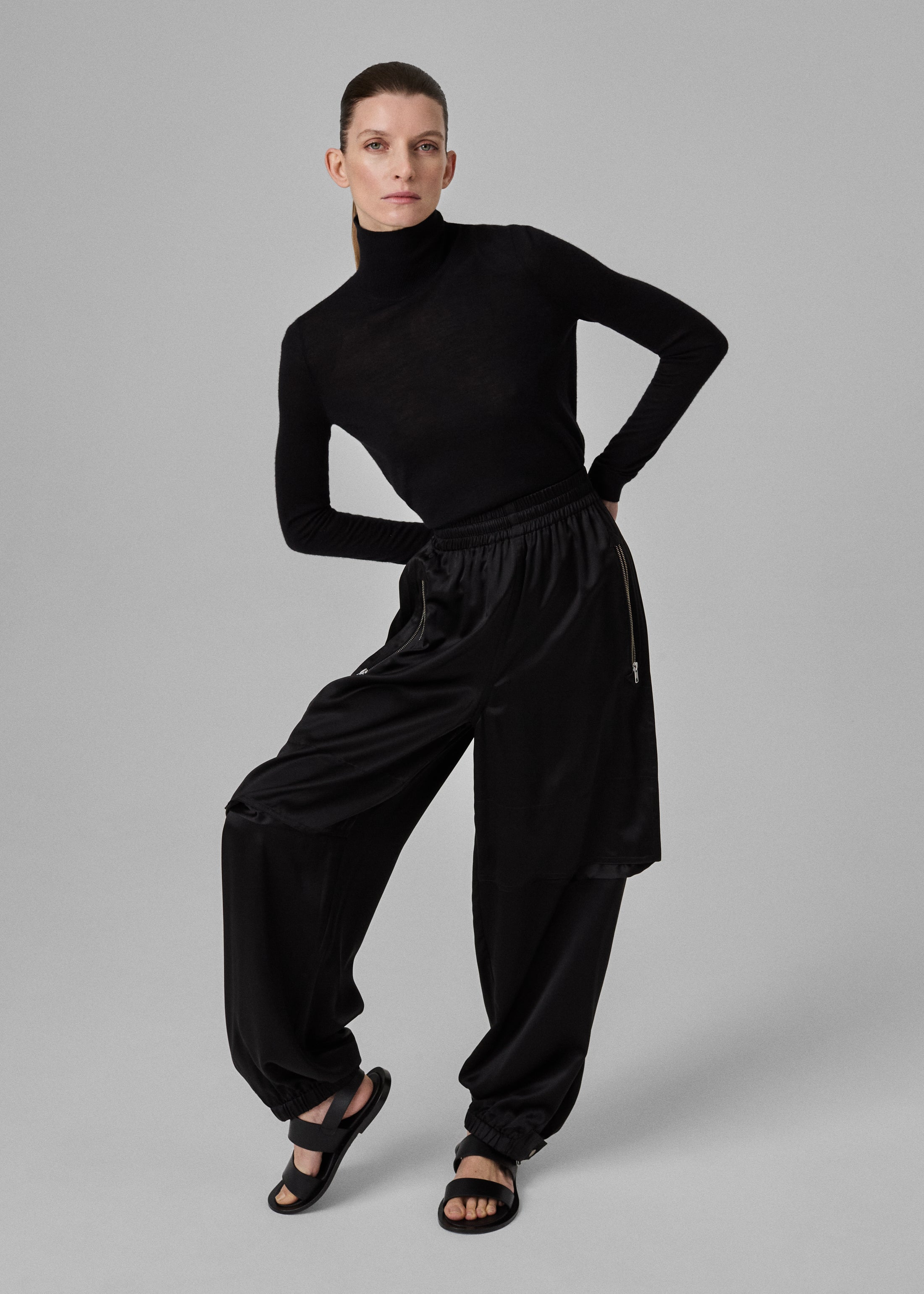 Slim Turtleneck Top in Fine Cashmere - Black