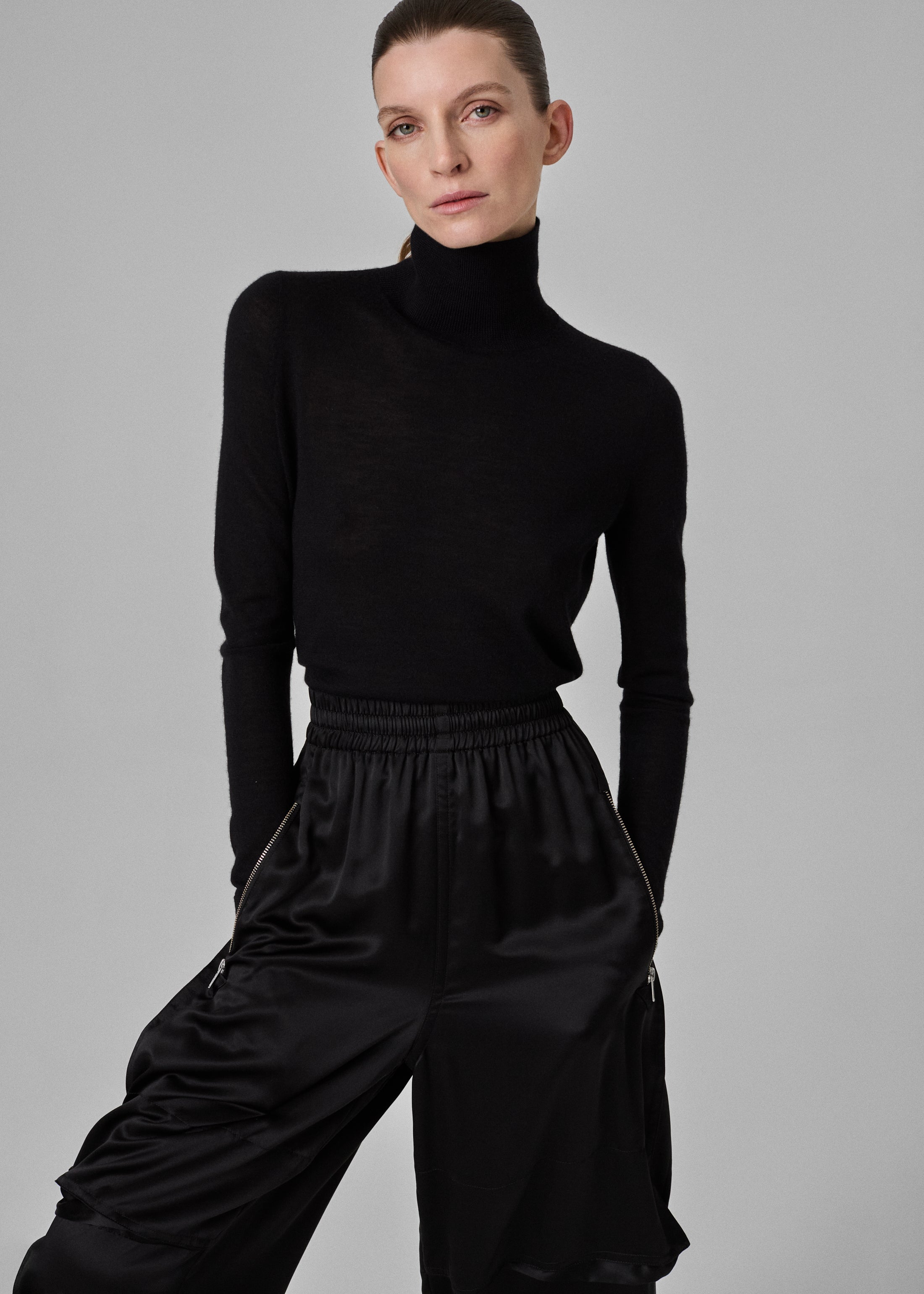 Slim Turtleneck Top in Fine Cashmere - Black