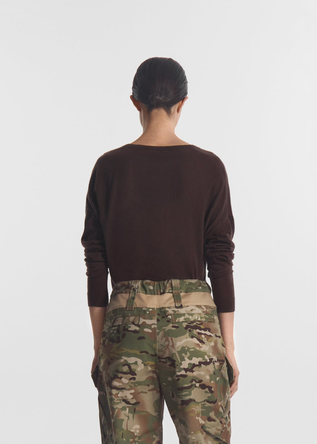 V-Neck Sweater in Baby Cashmere - Chocolate - CO