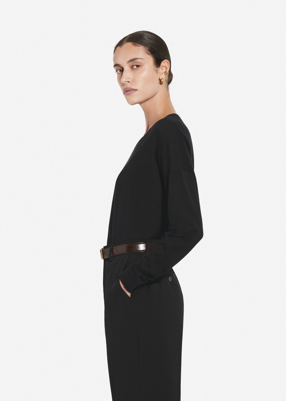 V-Neck Sweater in Fine Cashmere - Black, image 2 of 4