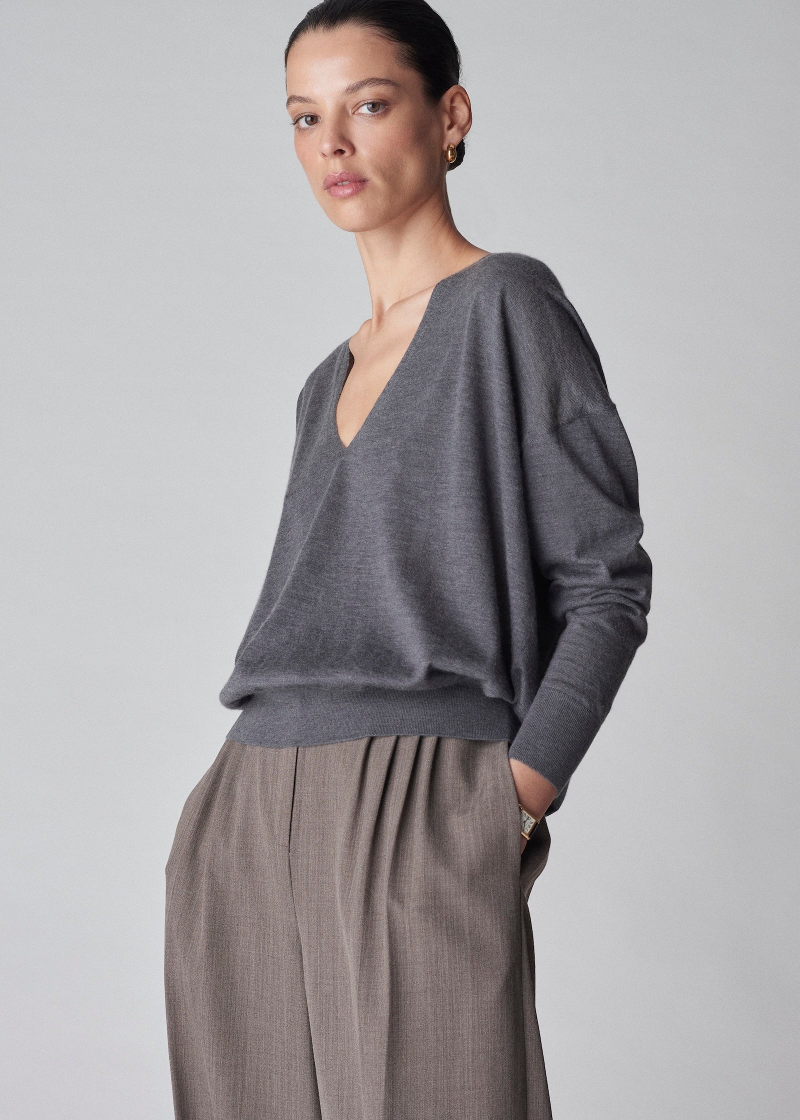 V-Neck Sweater in Fine Cashmere - Grey - CO Collections