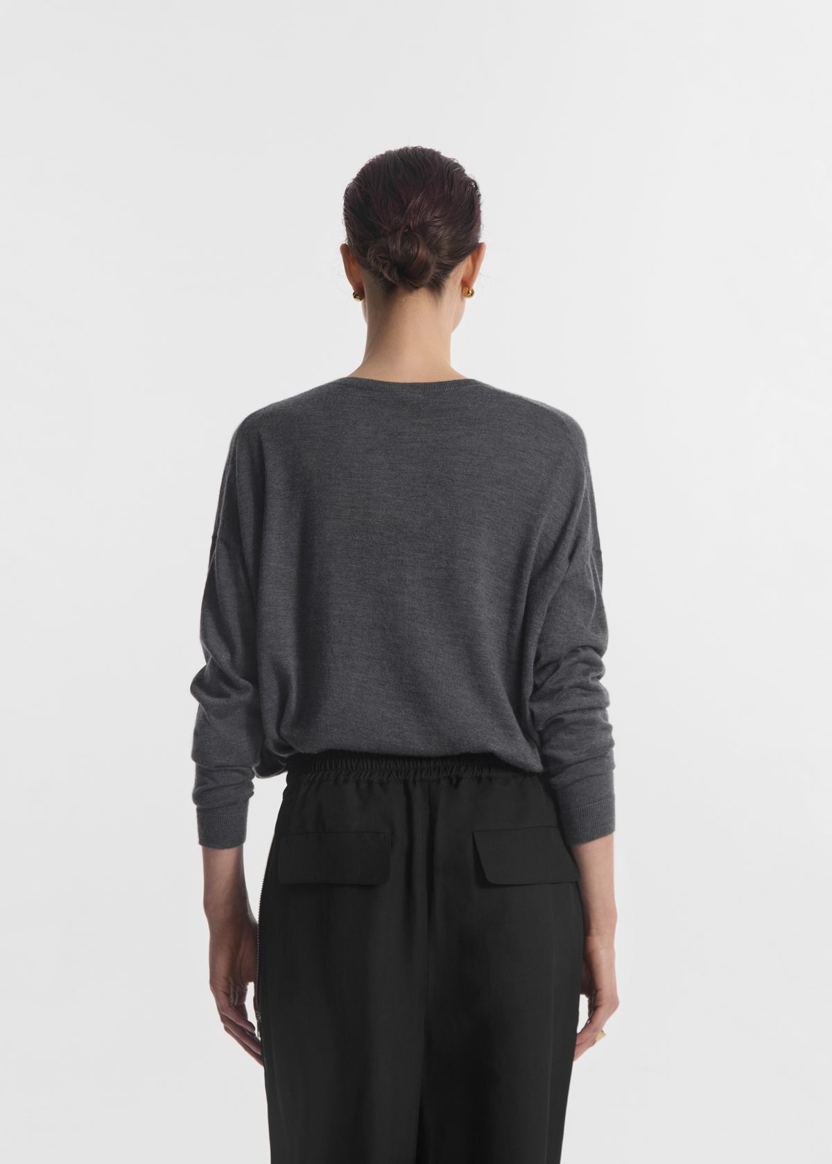 V-Neck Sweater in Fine Cashmere - Grey, image 3 of 4