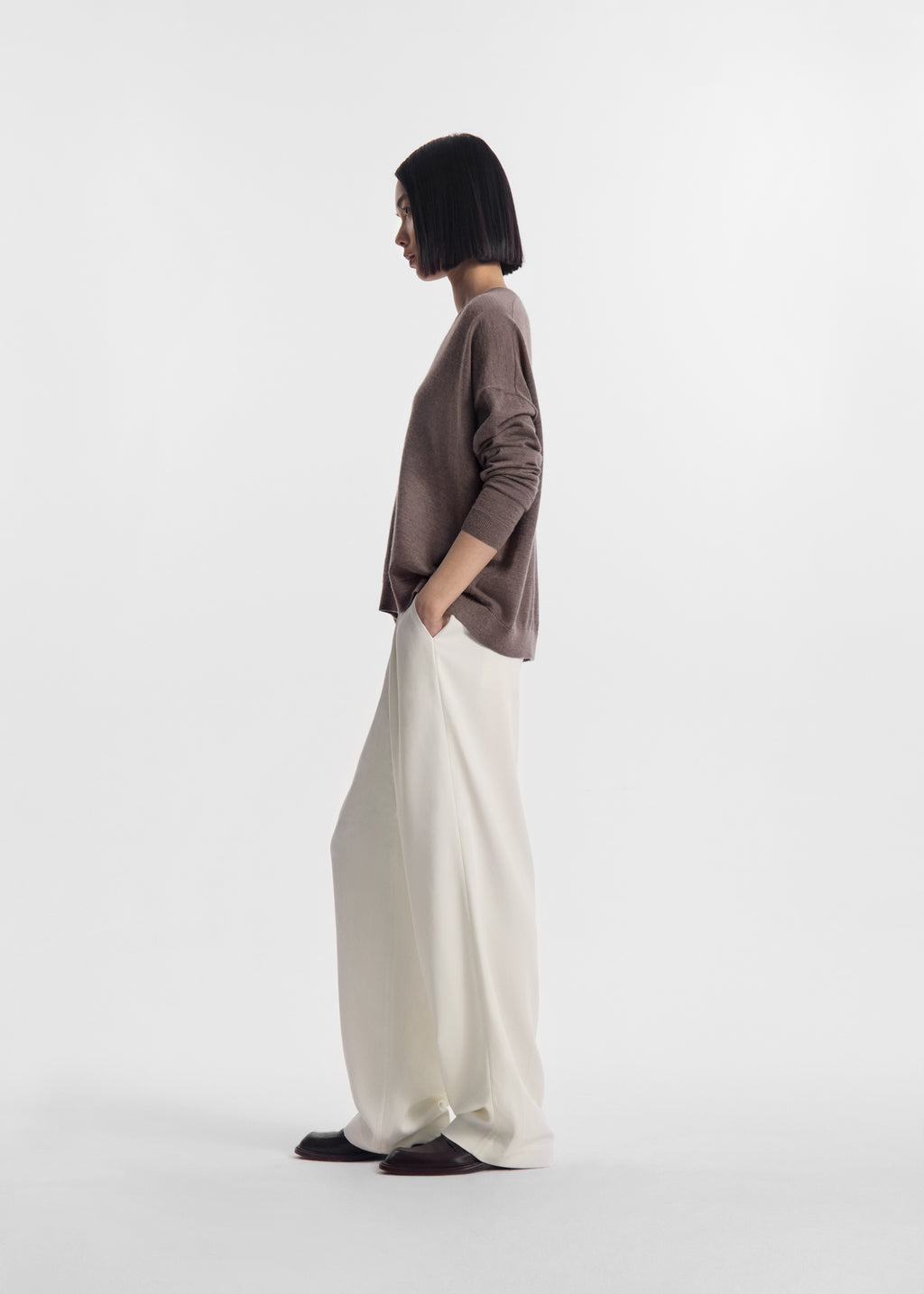 V-Neck Sweater in Fine Cashmere - Hazelnut - CO
