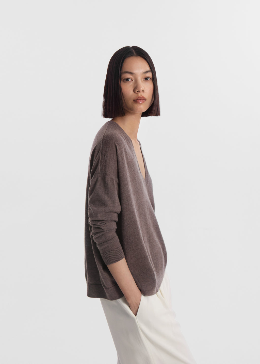 V-Neck Sweater in Fine Cashmere - Hazelnut - CO