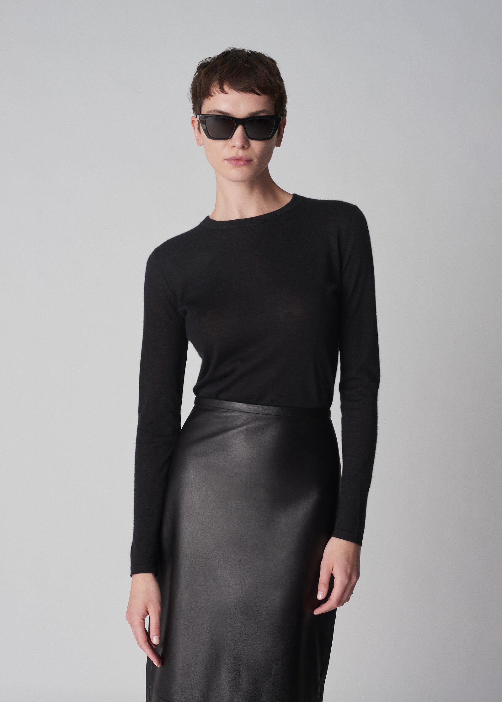 Long Sleeve Crew Sweater in Fine Cashmere - Black - CO Collections